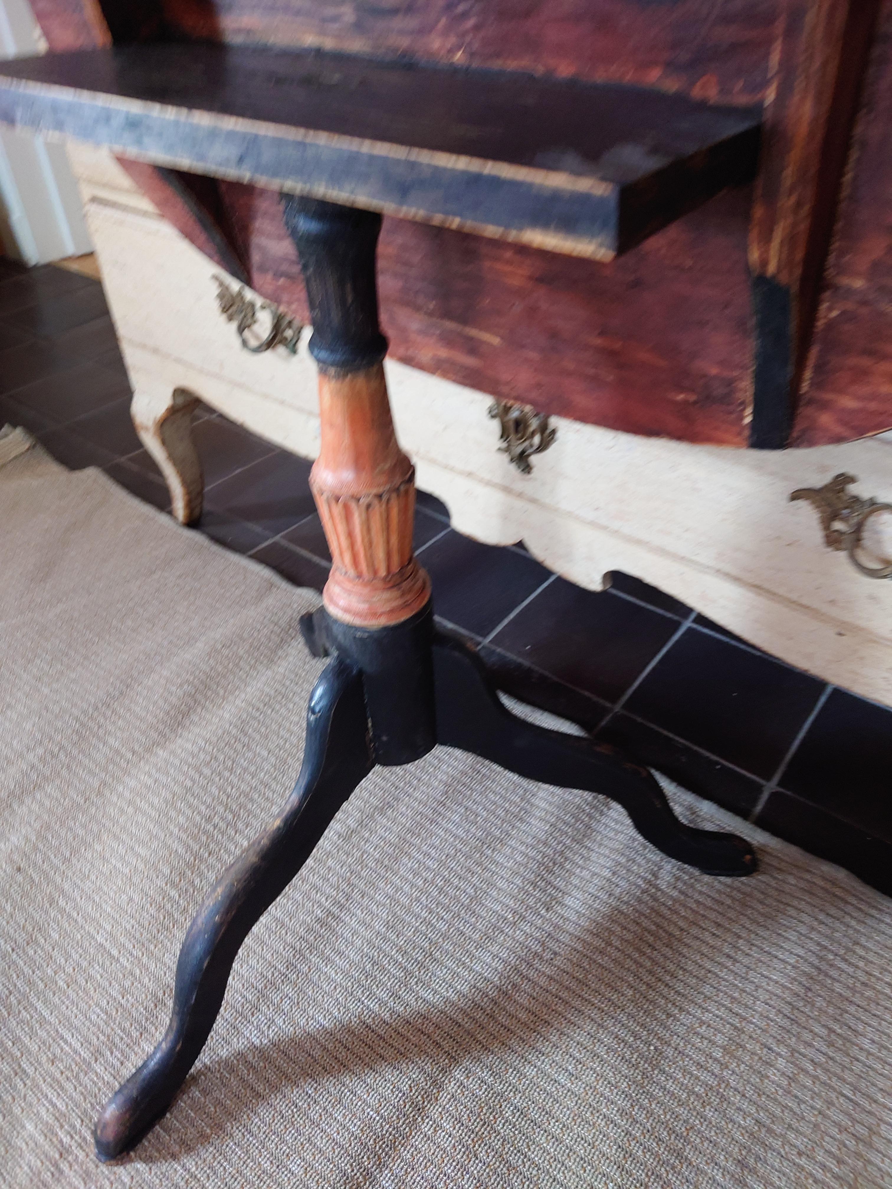 Siglo XIX Sueco Gustaviano  Mesa basculante / Mesa con pedestal  Pintura original en venta 8