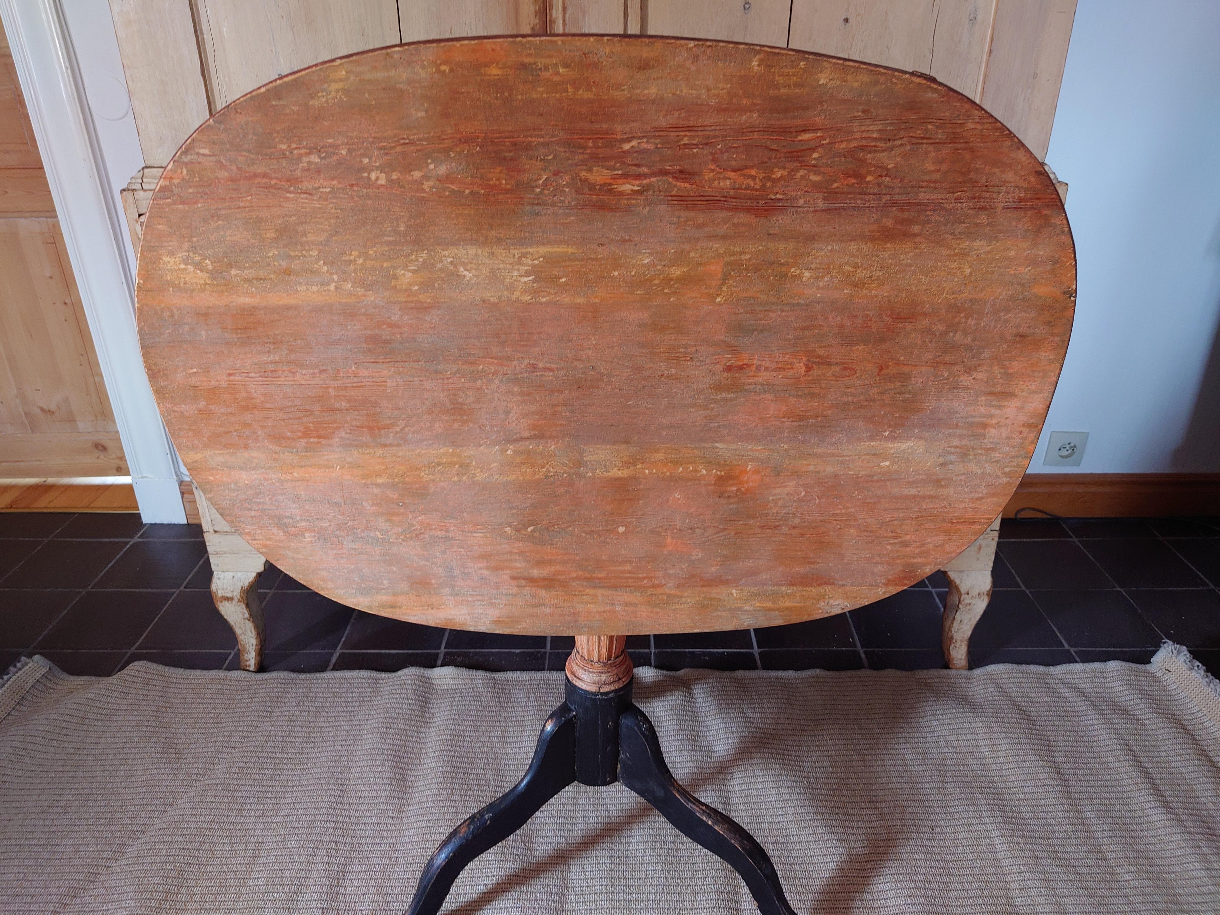 Siglo XIX Sueco Gustaviano  Mesa basculante / Mesa con pedestal  Pintura original Tallado a mano en venta