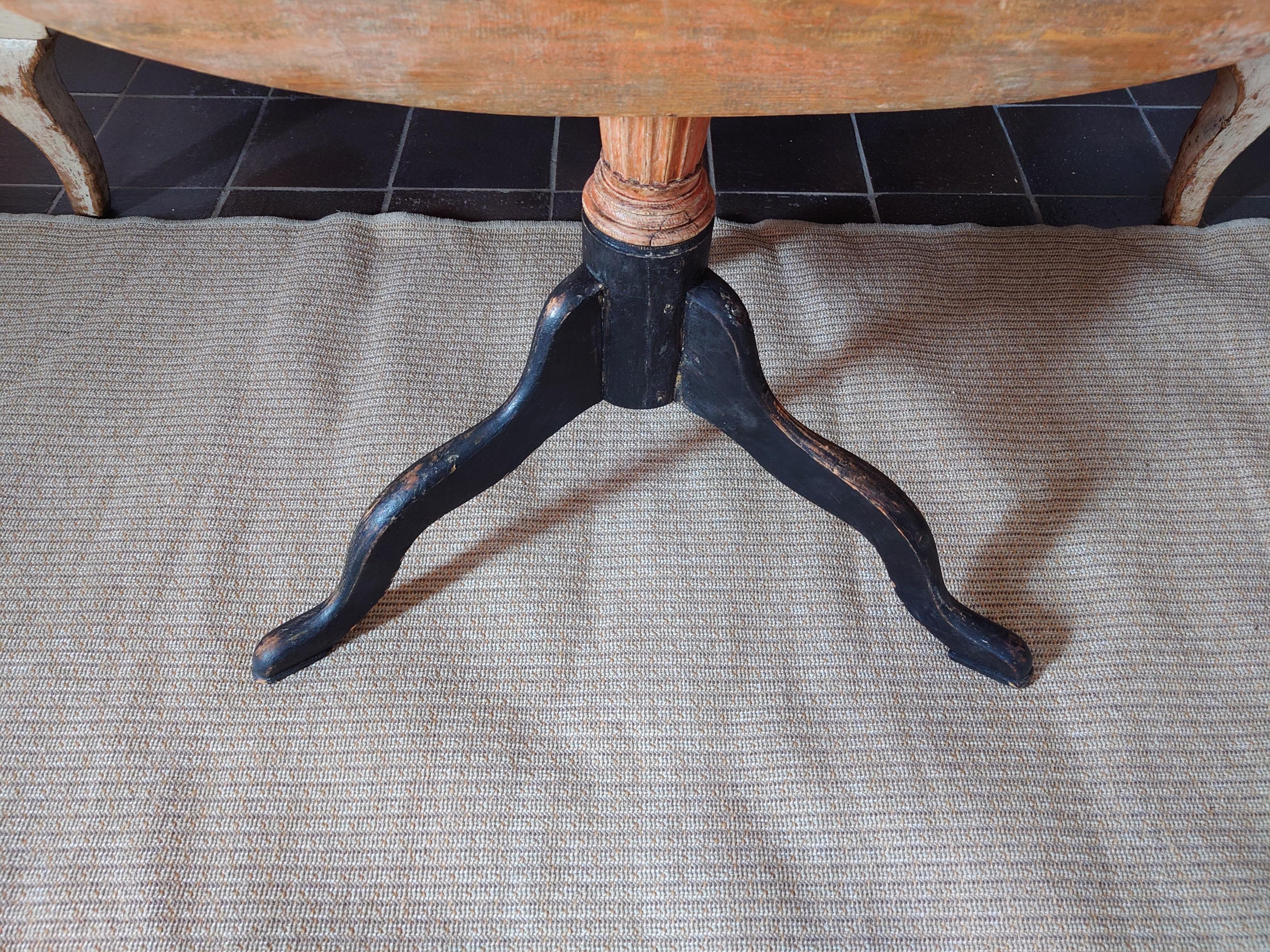Siglo XIX Sueco Gustaviano  Mesa basculante / Mesa con pedestal  Pintura original en Bueno estado para la venta en Boden, SE
