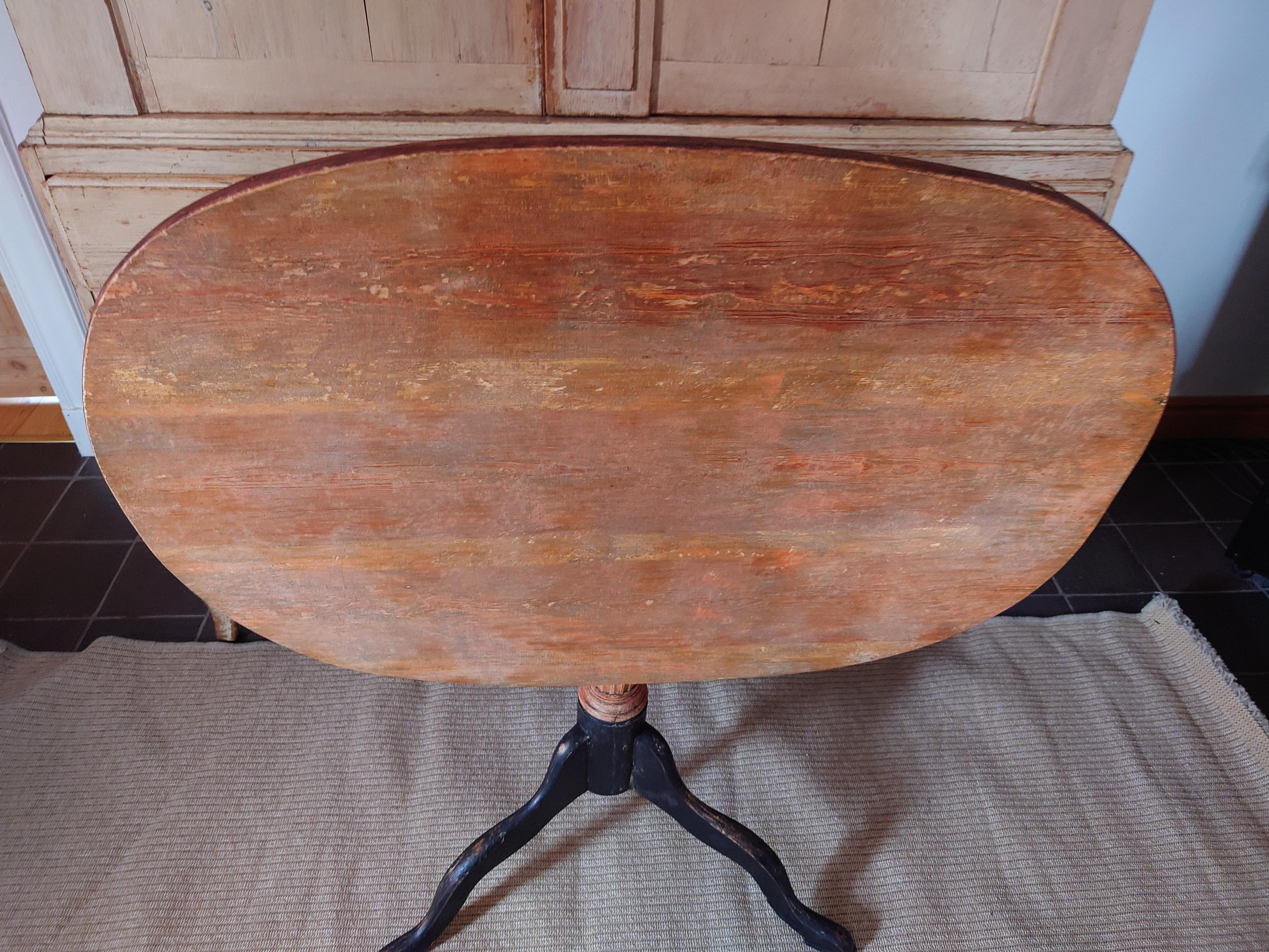 Siglo XIX Sueco Gustaviano  Mesa basculante / Mesa con pedestal  Pintura original siglo XIX en venta
