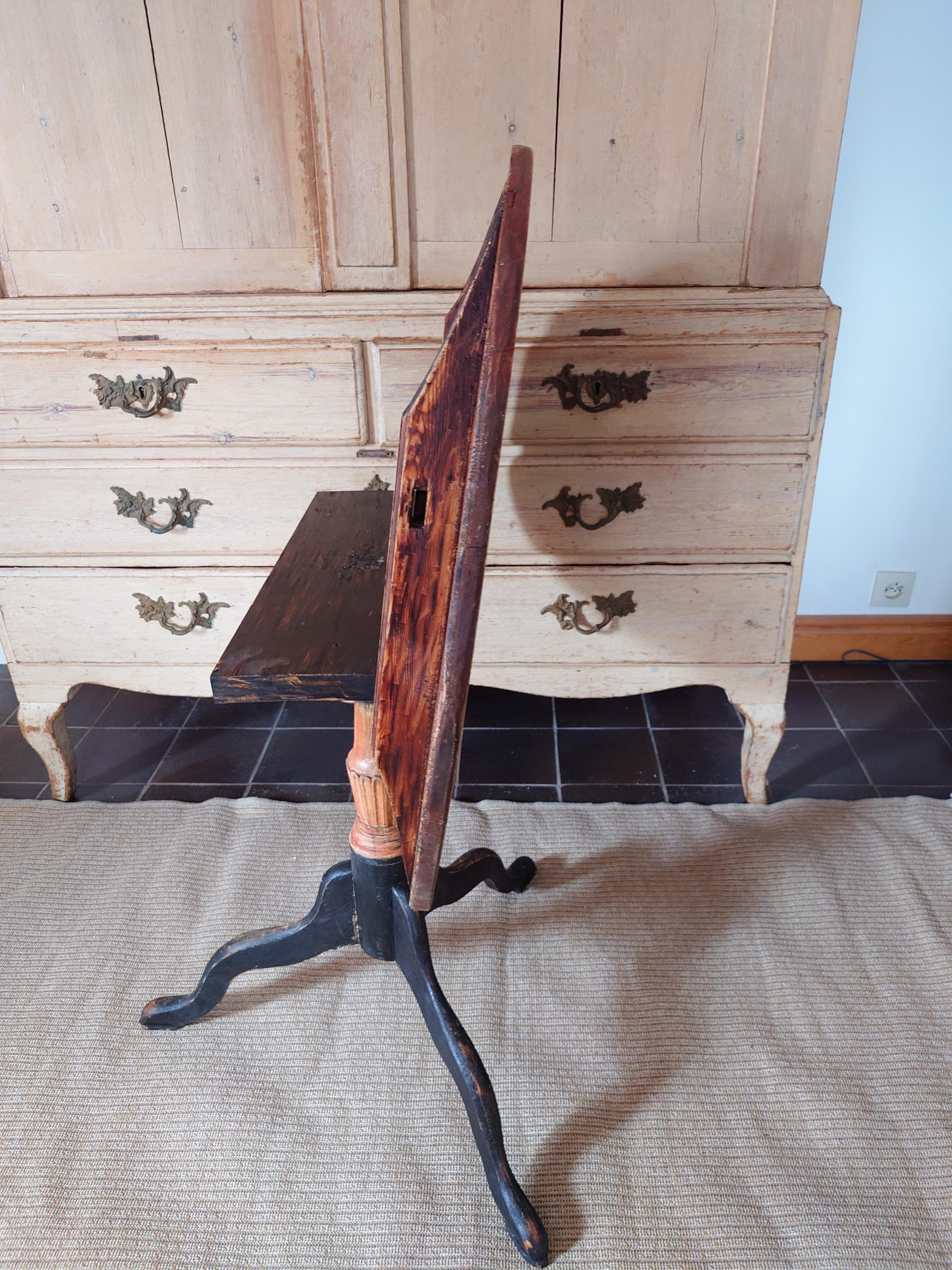 Siglo XIX Sueco Gustaviano  Mesa basculante / Mesa con pedestal  Pintura original Pino en venta
