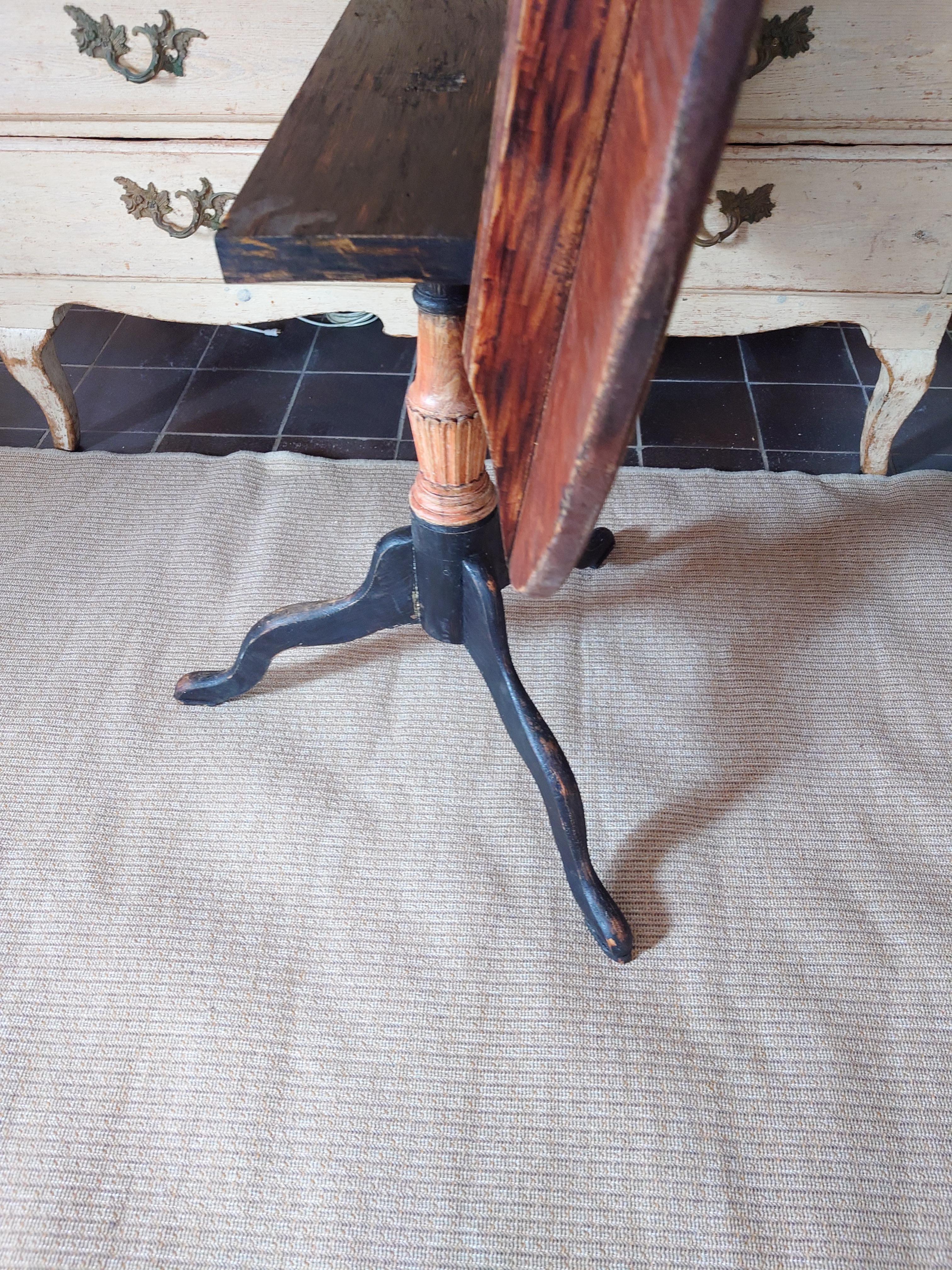 Siglo XIX Sueco Gustaviano  Mesa basculante / Mesa con pedestal  Pintura original en venta 1