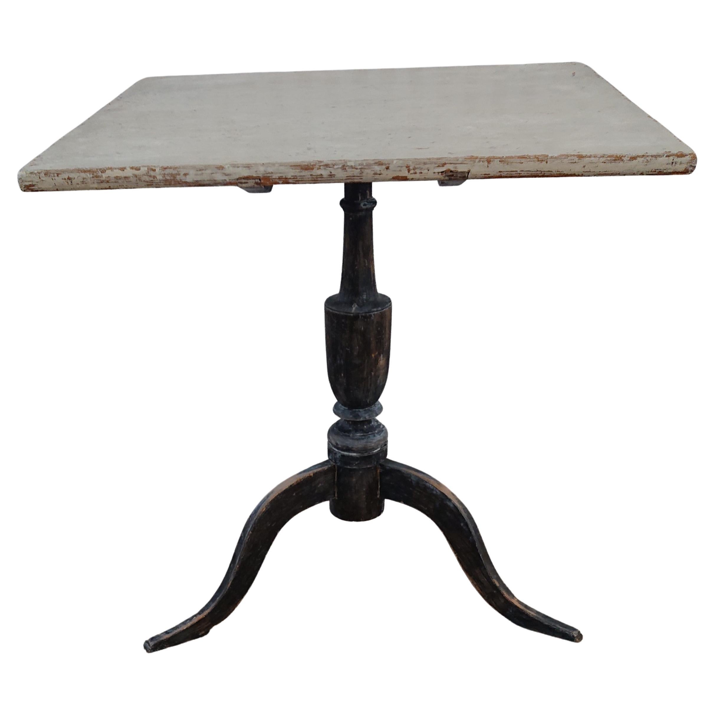 Table gustavienne suédoise du 19ème siècle à plateau basculant avec peinture d'origine