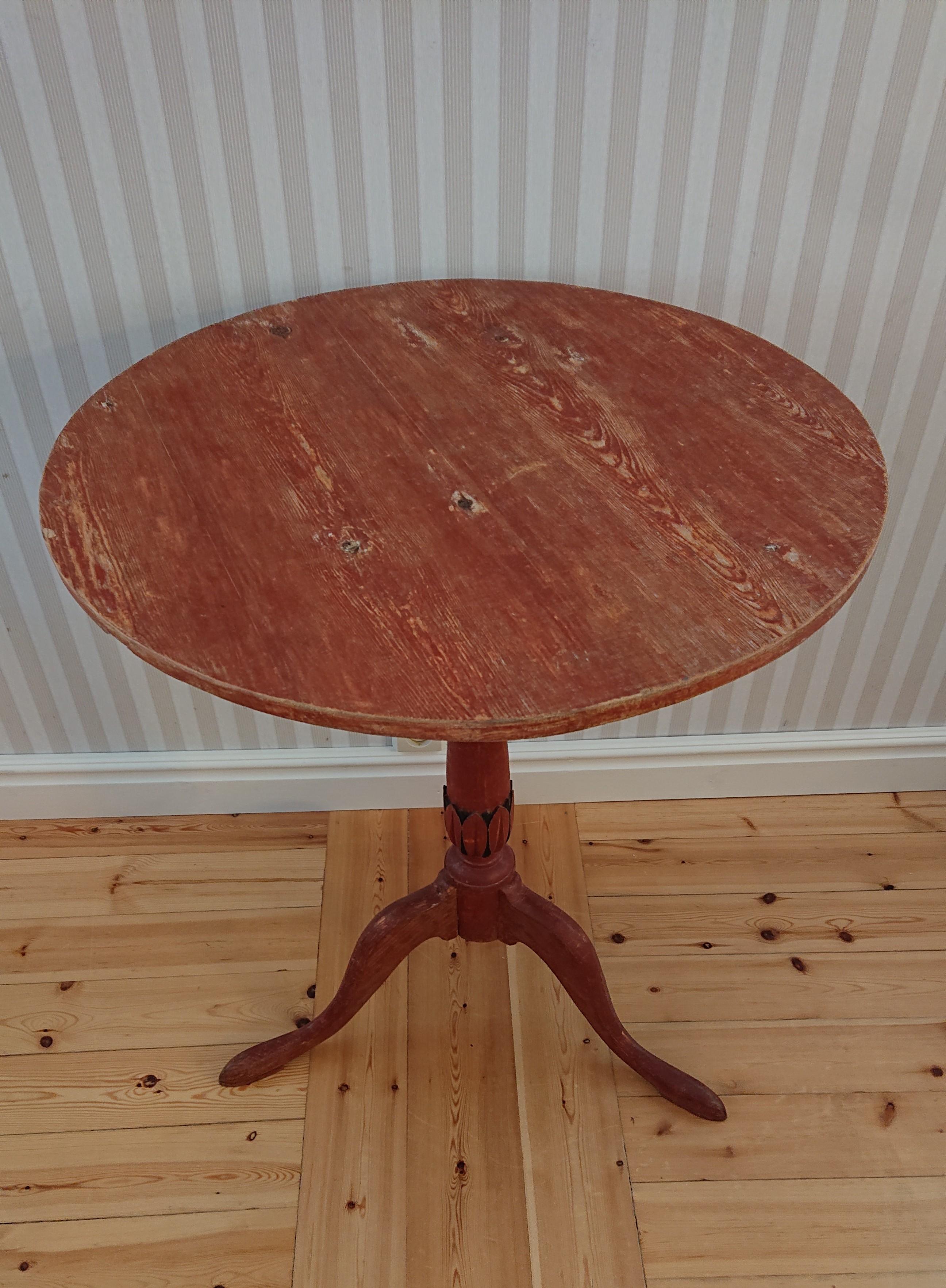 19th Century Swedish Gustavian Tilt Top Table with Originalpaint For Sale 10