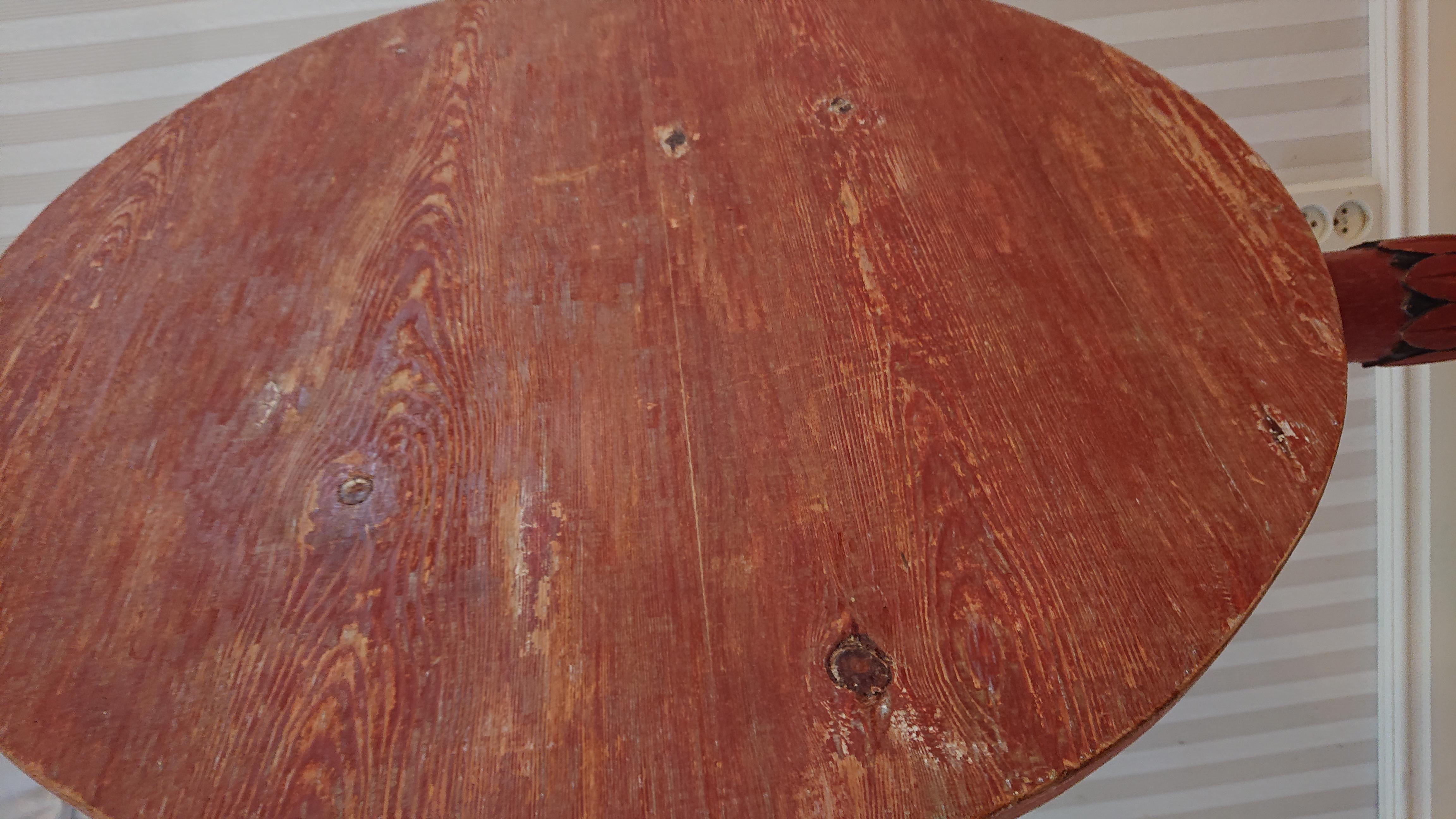 19th Century Swedish Gustavian Tilt Top Table with Originalpaint For Sale 2
