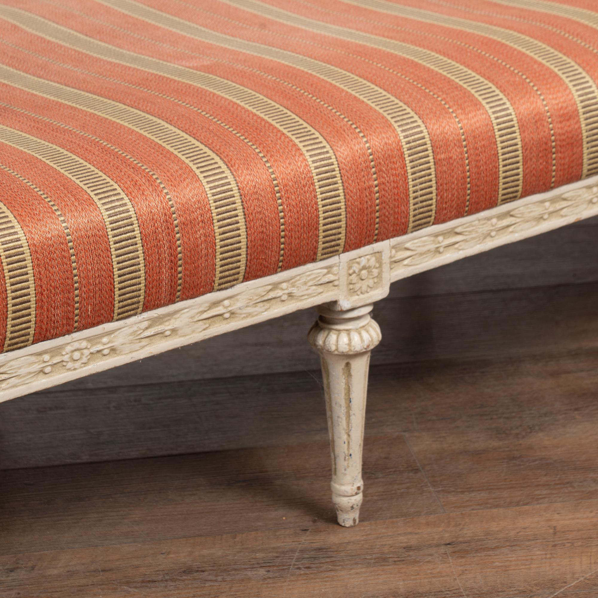 Canapé banc sans dossier suédois gustavien blanc du 19e siècle en vente 3