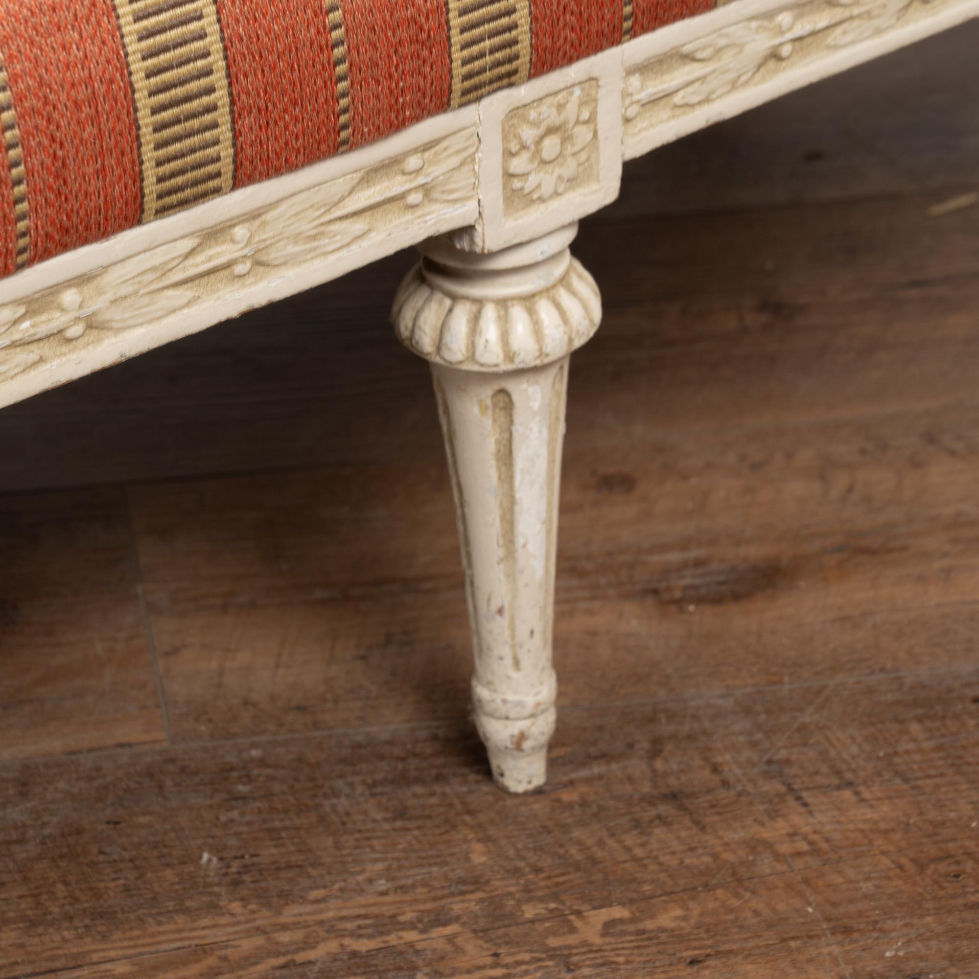 Canapé banc sans dossier suédois gustavien blanc du 19e siècle en vente 4