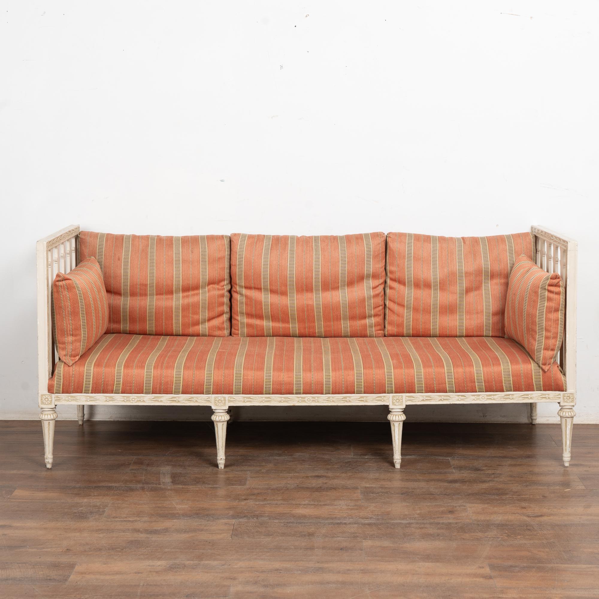 Gustavien Canapé banc sans dossier suédois gustavien blanc du 19e siècle en vente