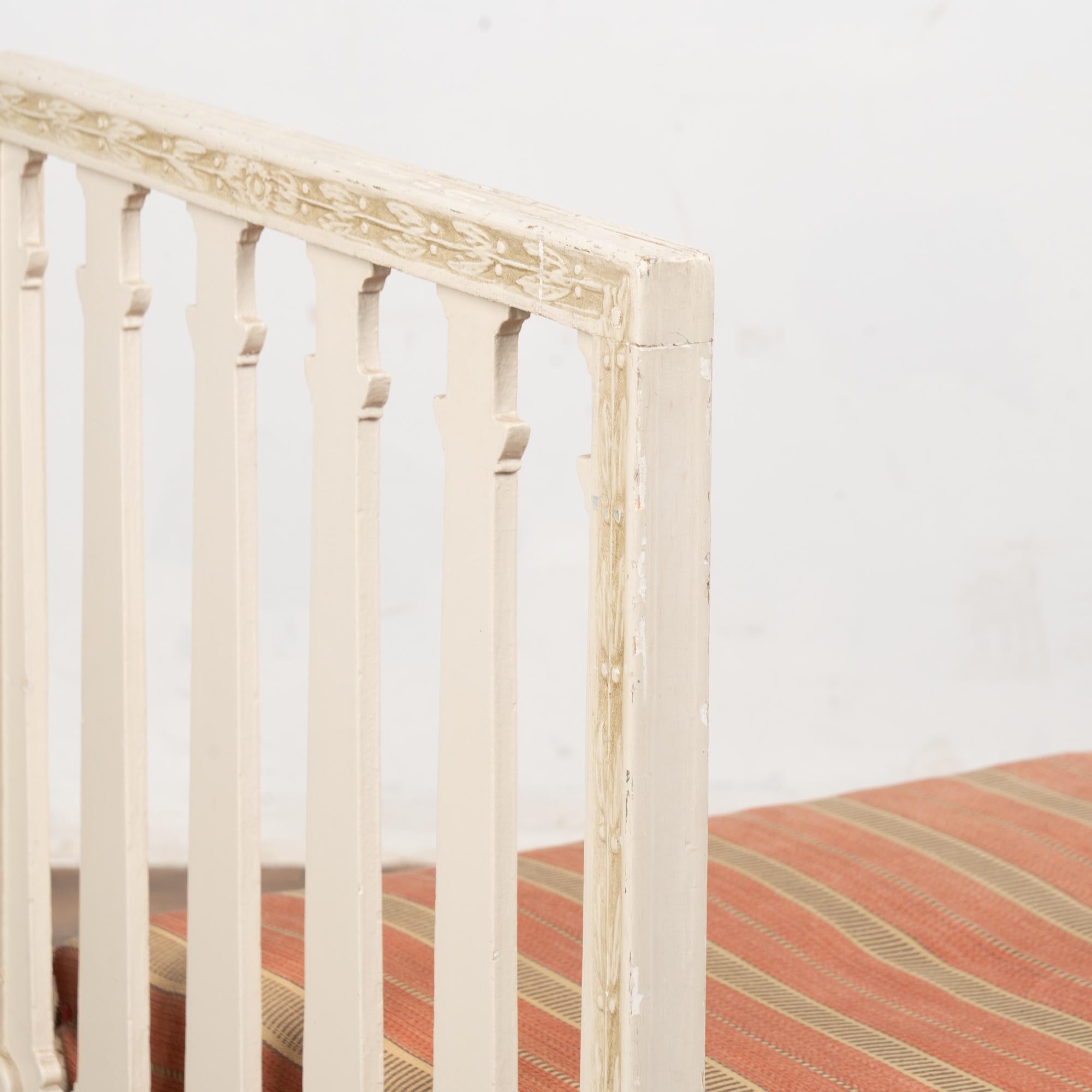 Canapé banc sans dossier suédois gustavien blanc du 19e siècle État moyen - En vente à Round Top, TX