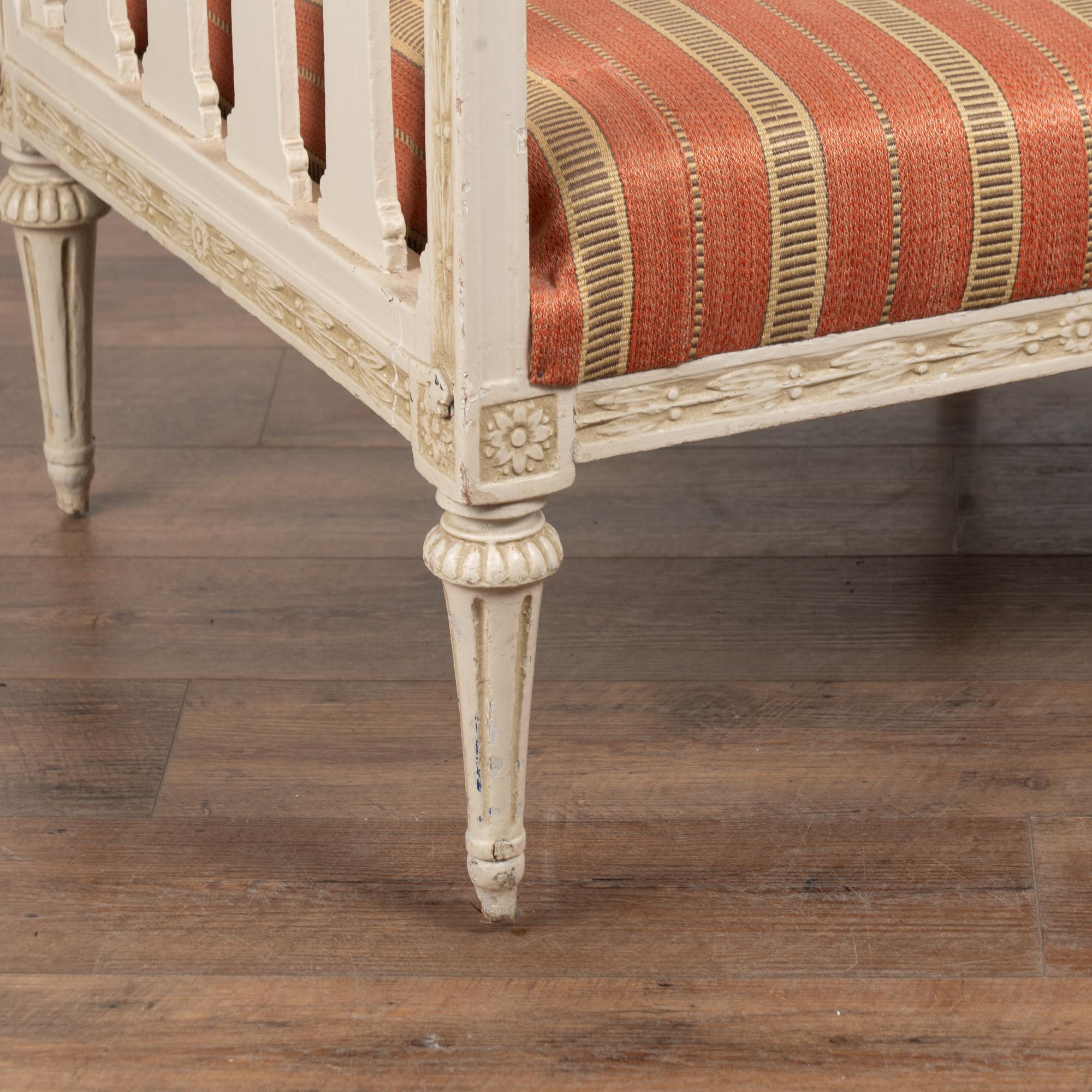 XIXe siècle Canapé banc sans dossier suédois gustavien blanc du 19e siècle en vente