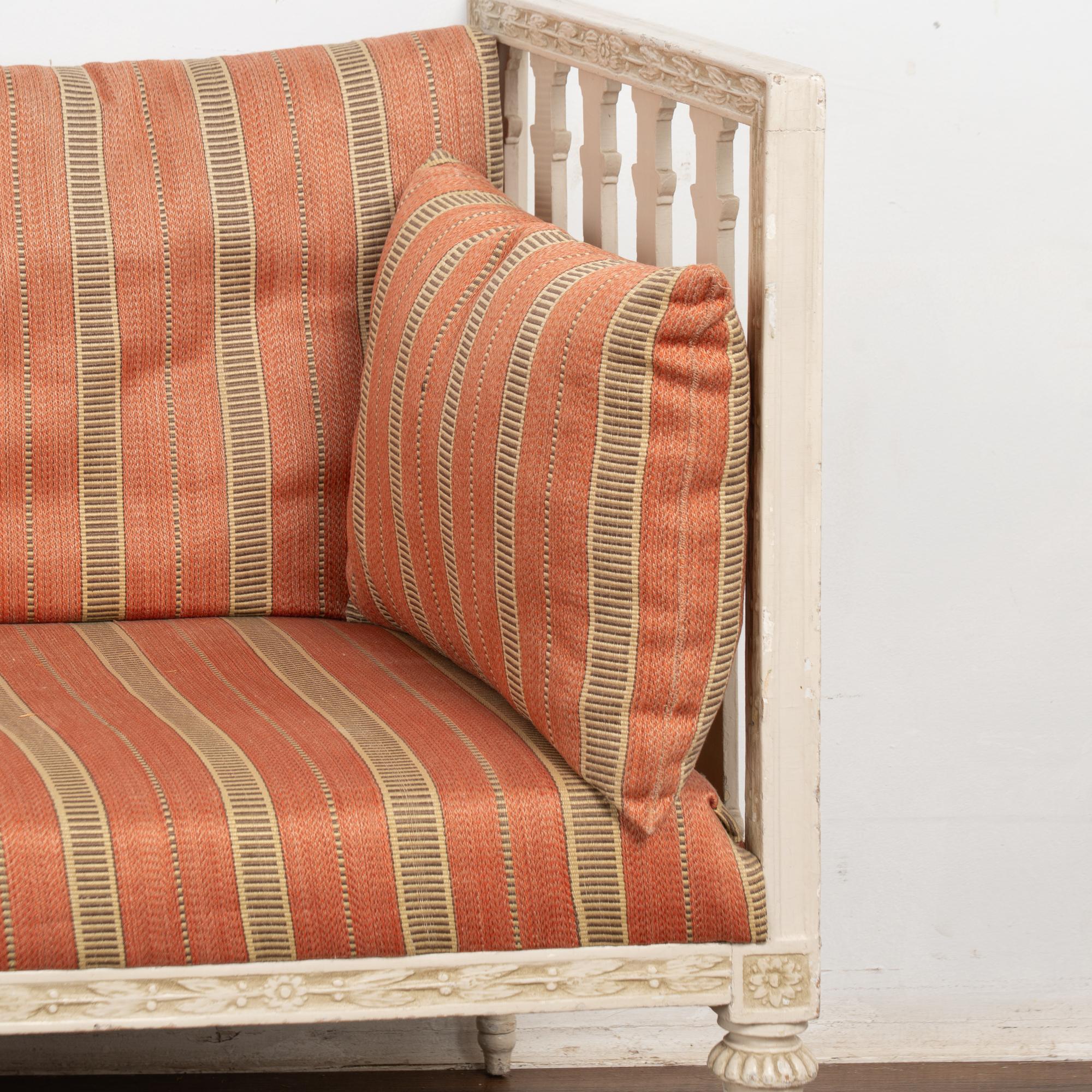 Tissu Canapé banc sans dossier suédois gustavien blanc du 19e siècle en vente