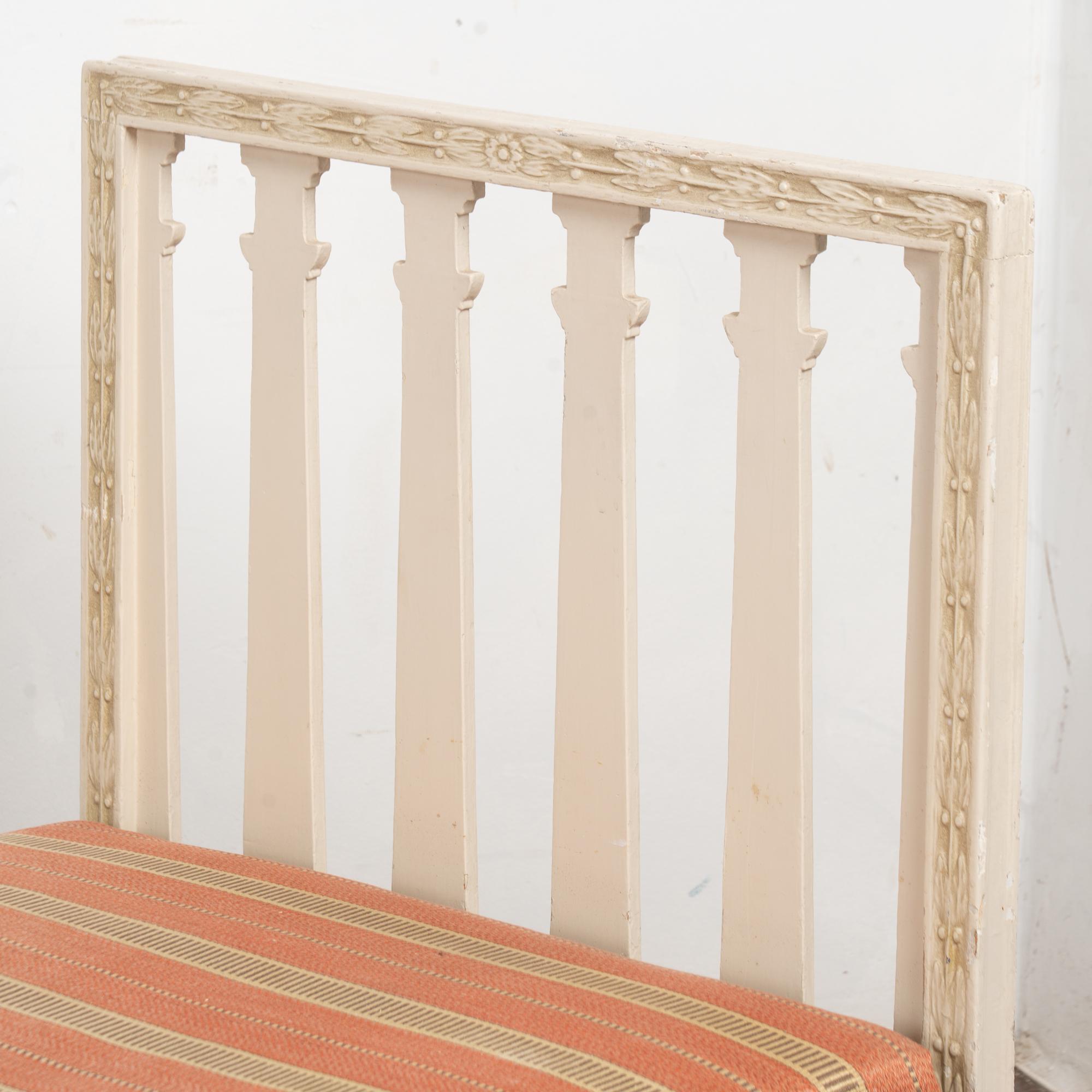 Canapé banc sans dossier suédois gustavien blanc du 19e siècle en vente 1