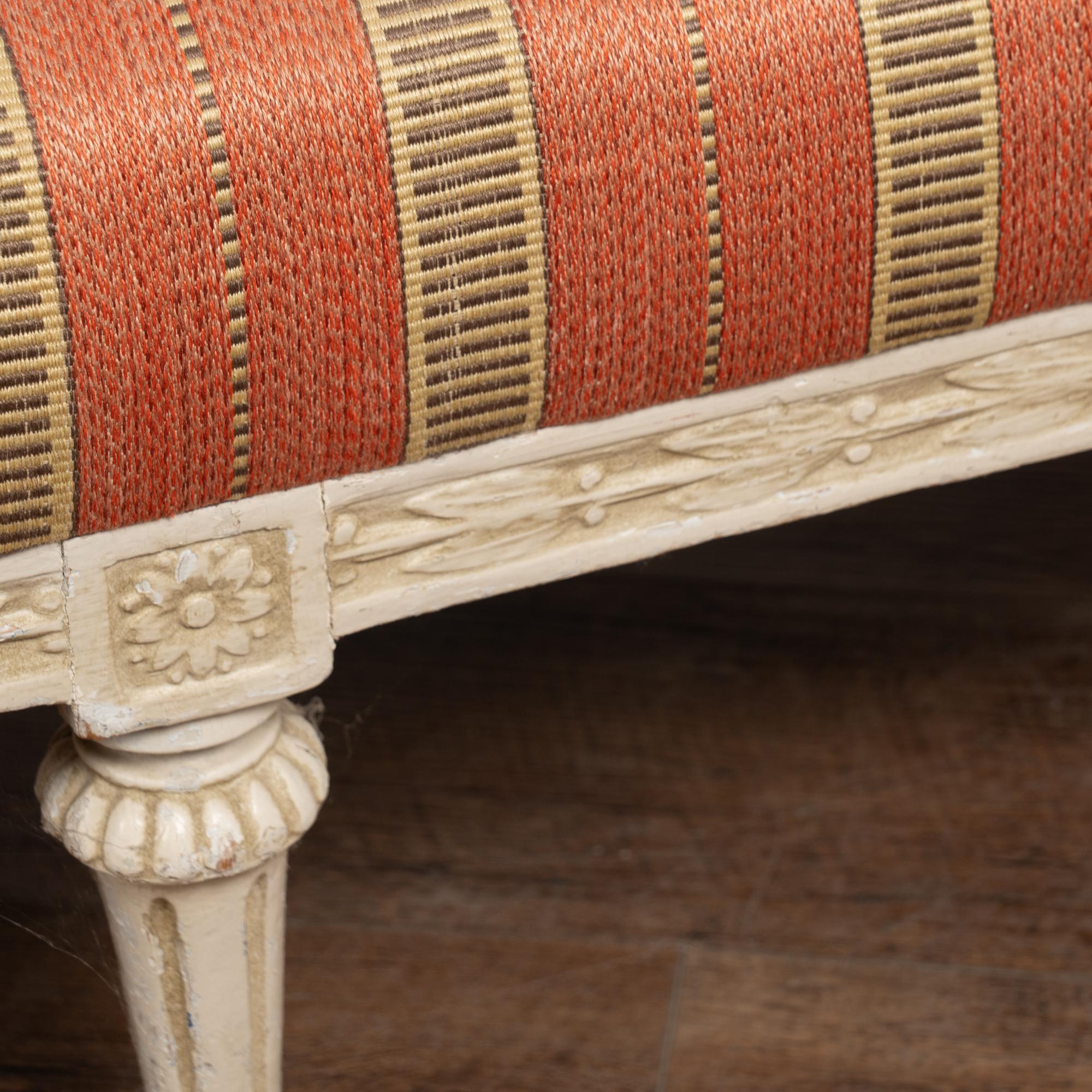 Canapé banc sans dossier suédois gustavien blanc du 19e siècle en vente 2