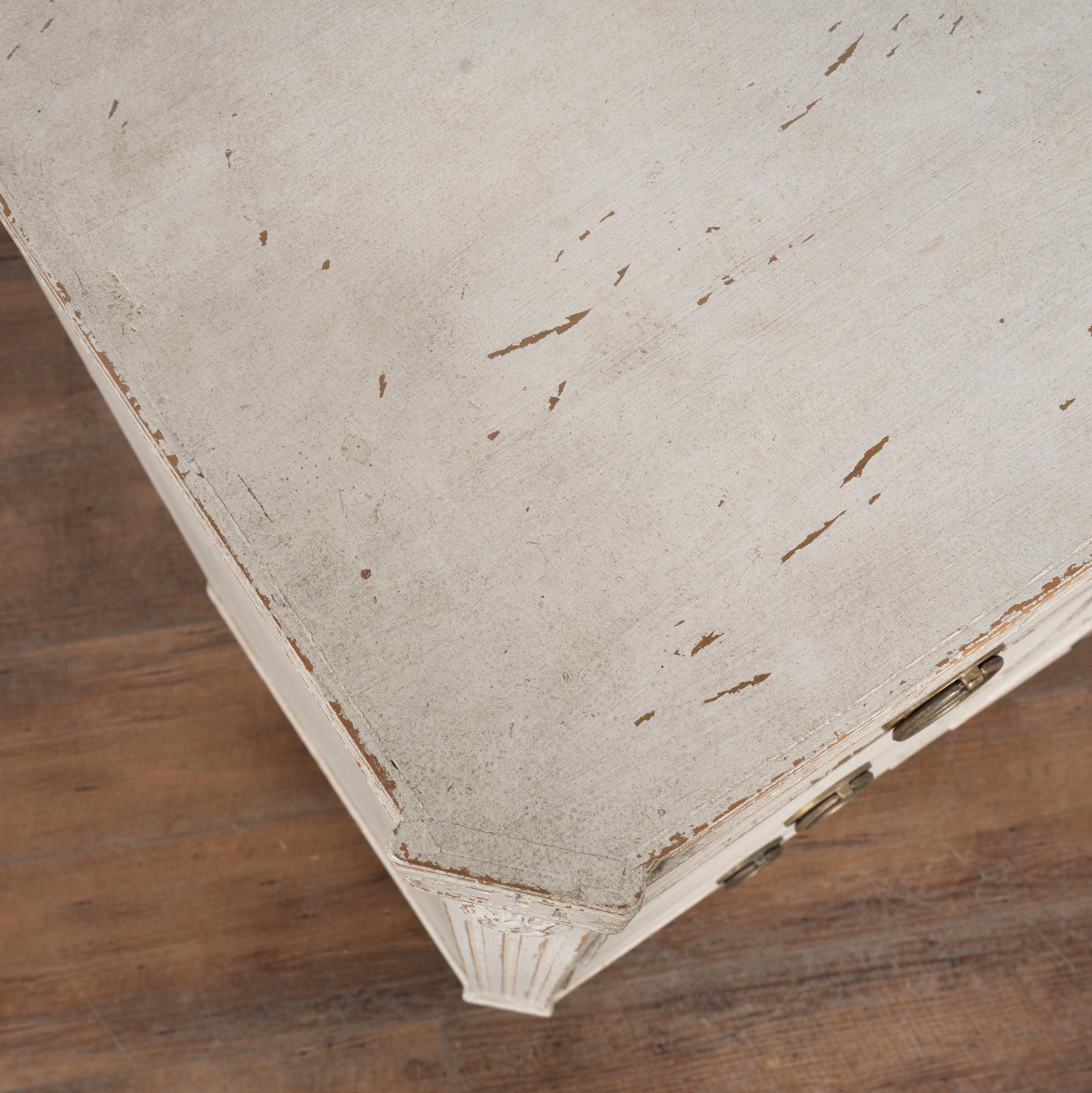 19th Century Swedish Gustavian White Painted Chest of Three Drawers, Sweden 2