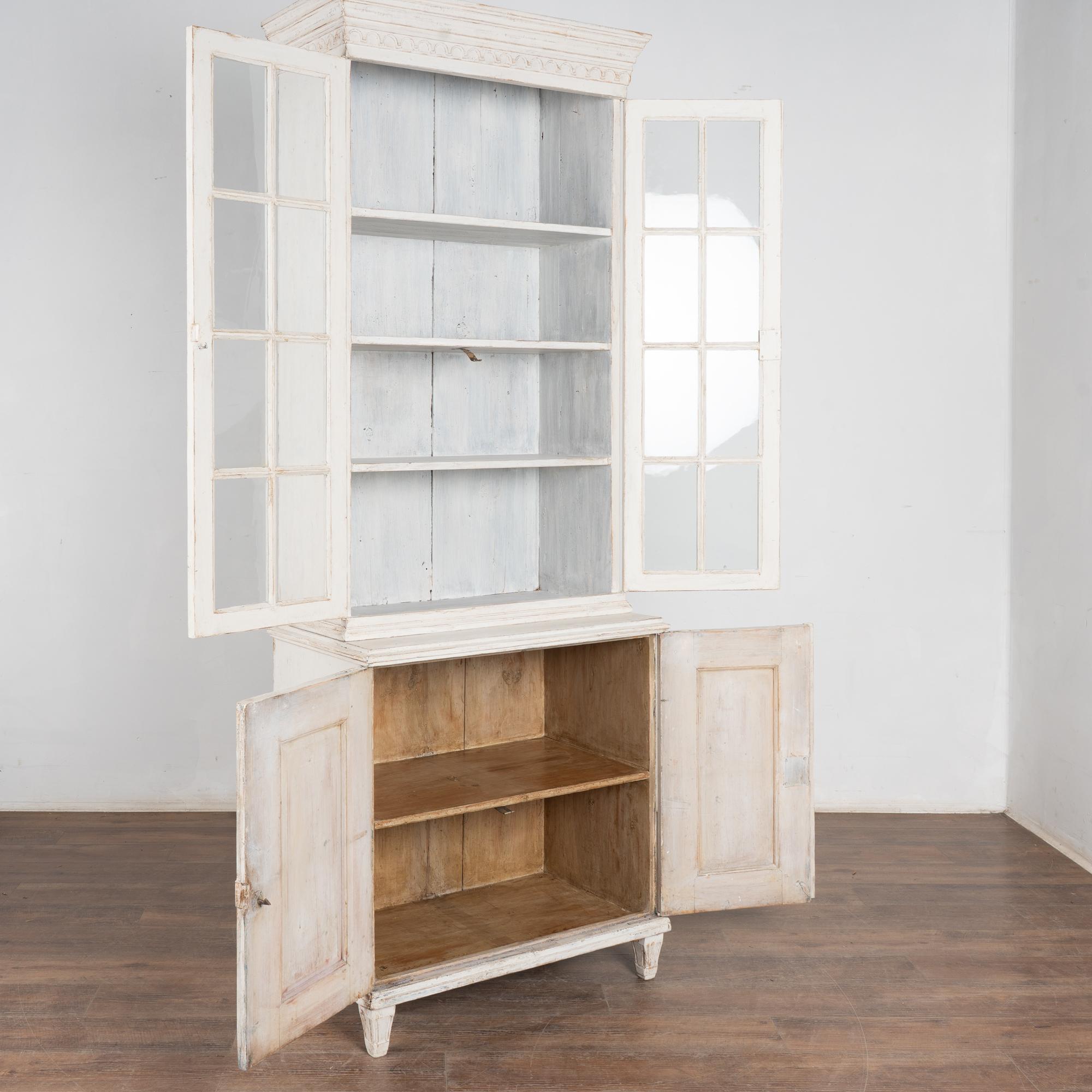 Gustaviano Libreria svedese gustaviana del XIX secolo con mobile espositivo stretto dipinto di bianco in vendita