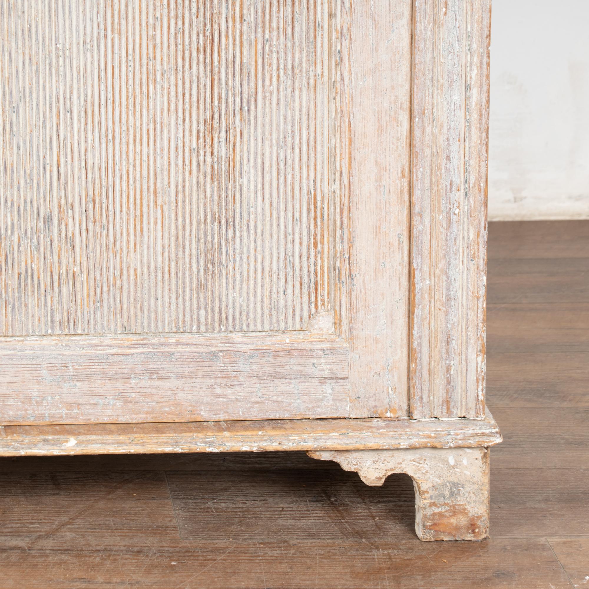 19ème siècle suédois gustavien buffet étroit console peint en blanc en vente 3