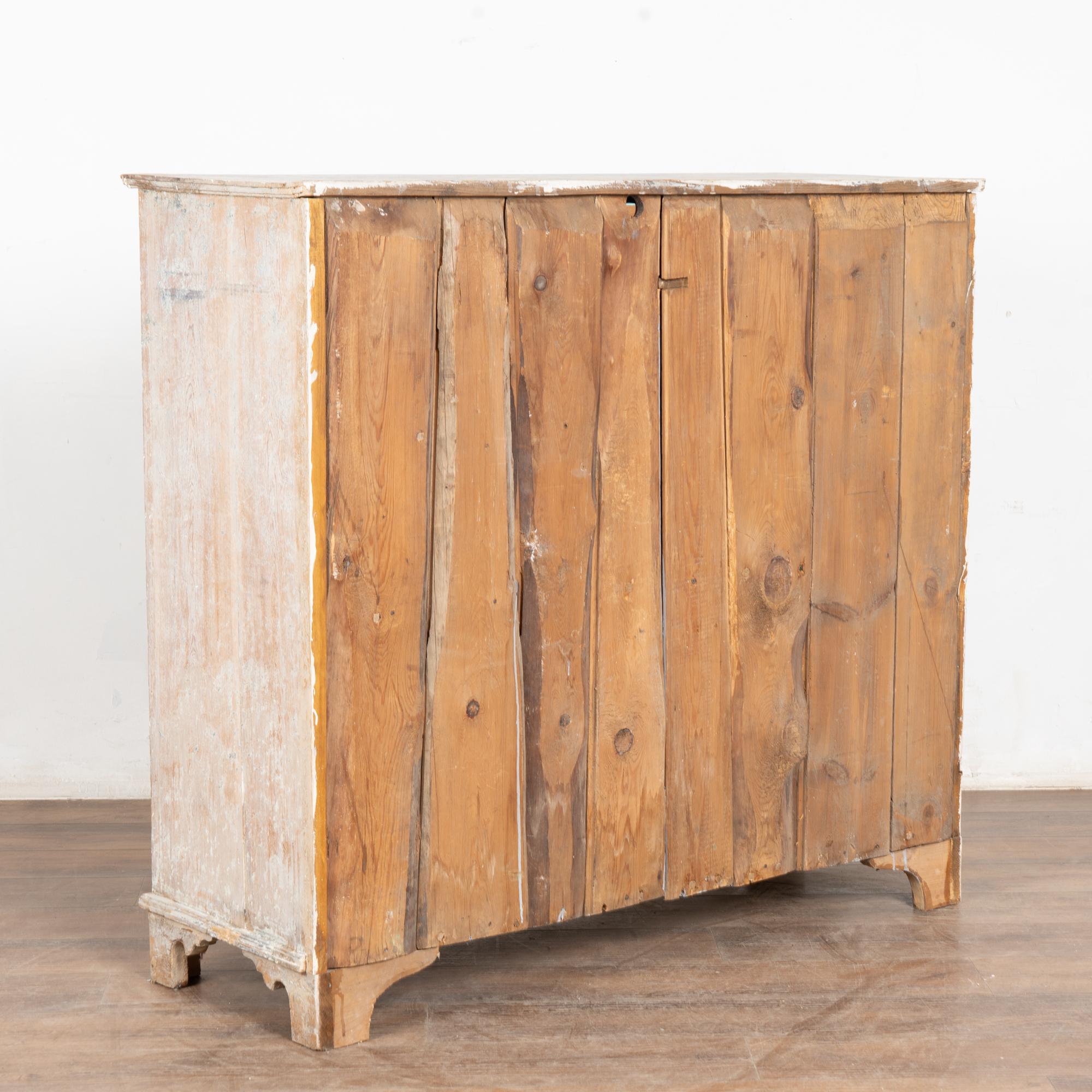 19ème siècle suédois gustavien buffet étroit console peint en blanc en vente 4