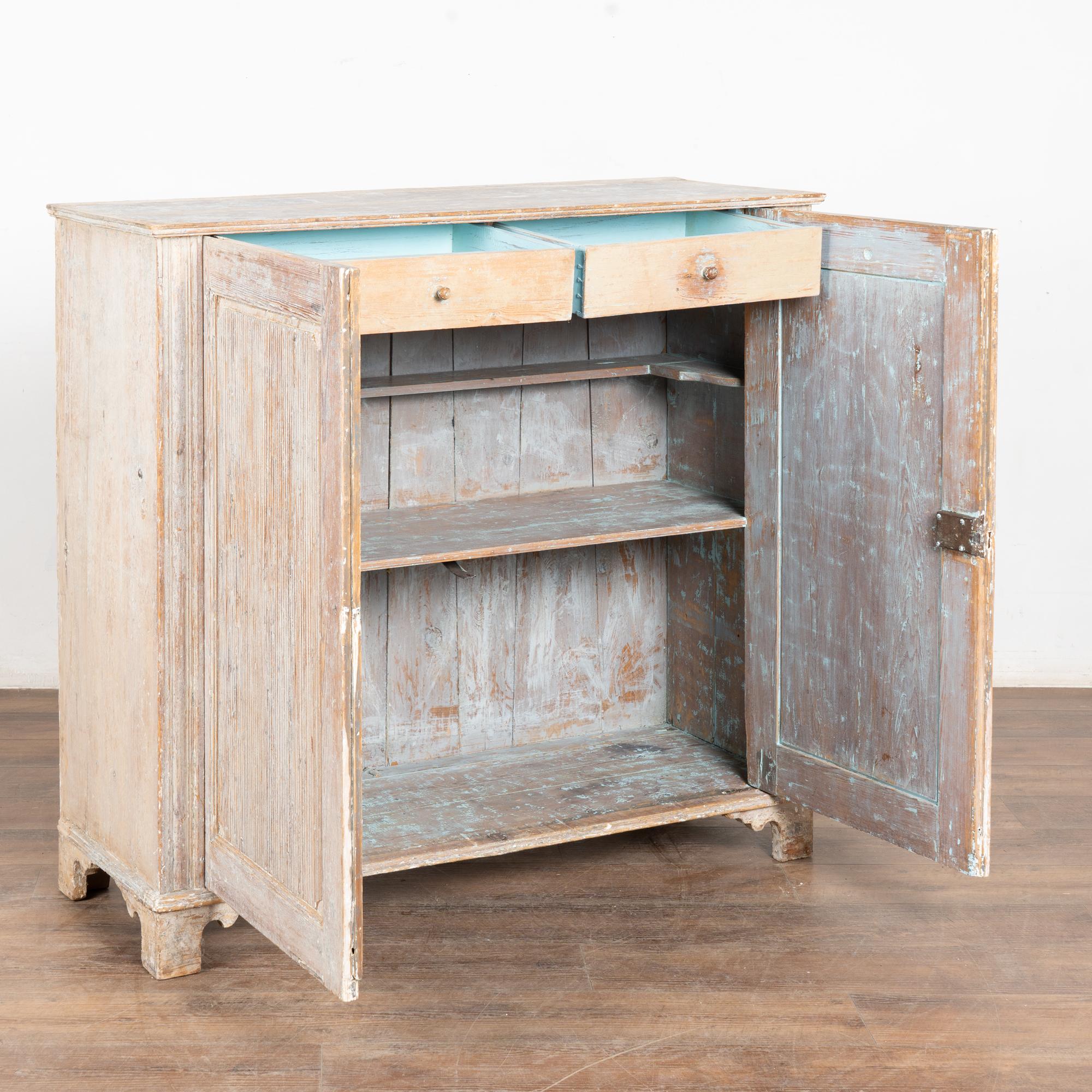 Gustavien 19ème siècle suédois gustavien buffet étroit console peint en blanc en vente