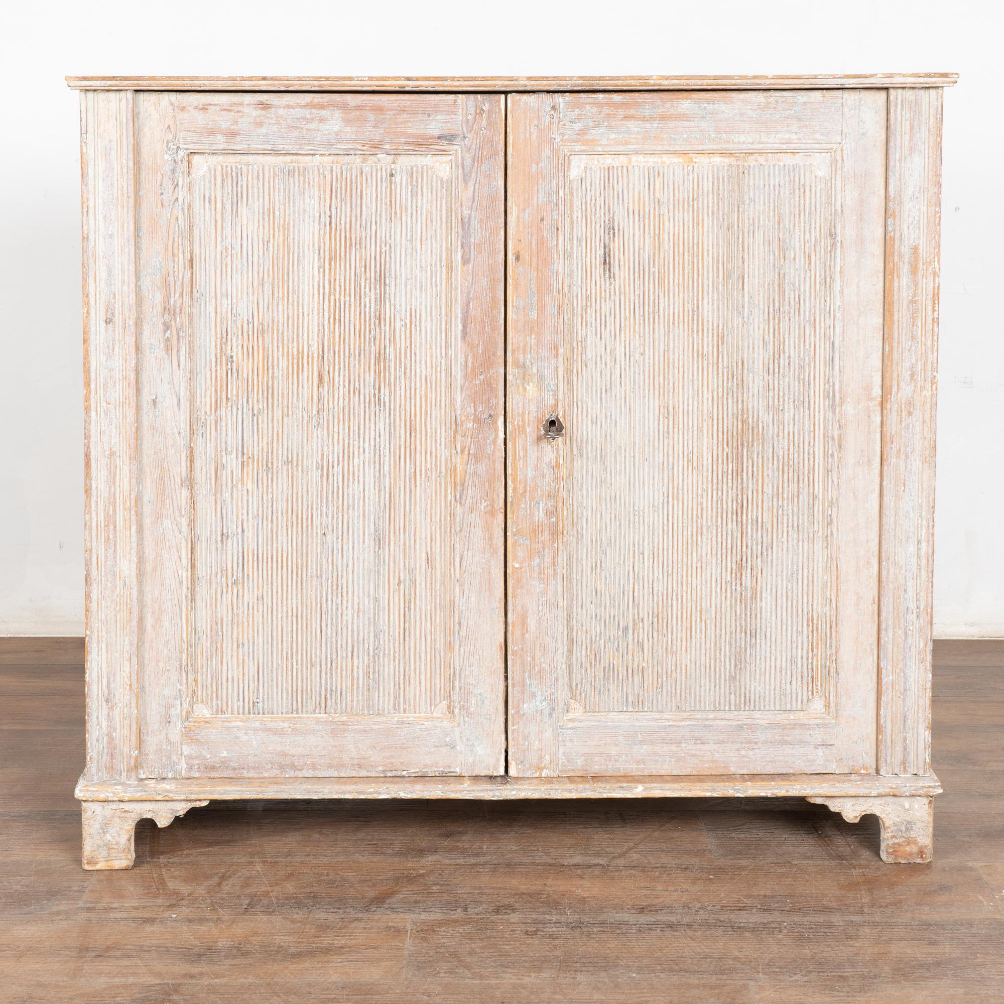 Suédois 19ème siècle suédois gustavien buffet étroit console peint en blanc en vente