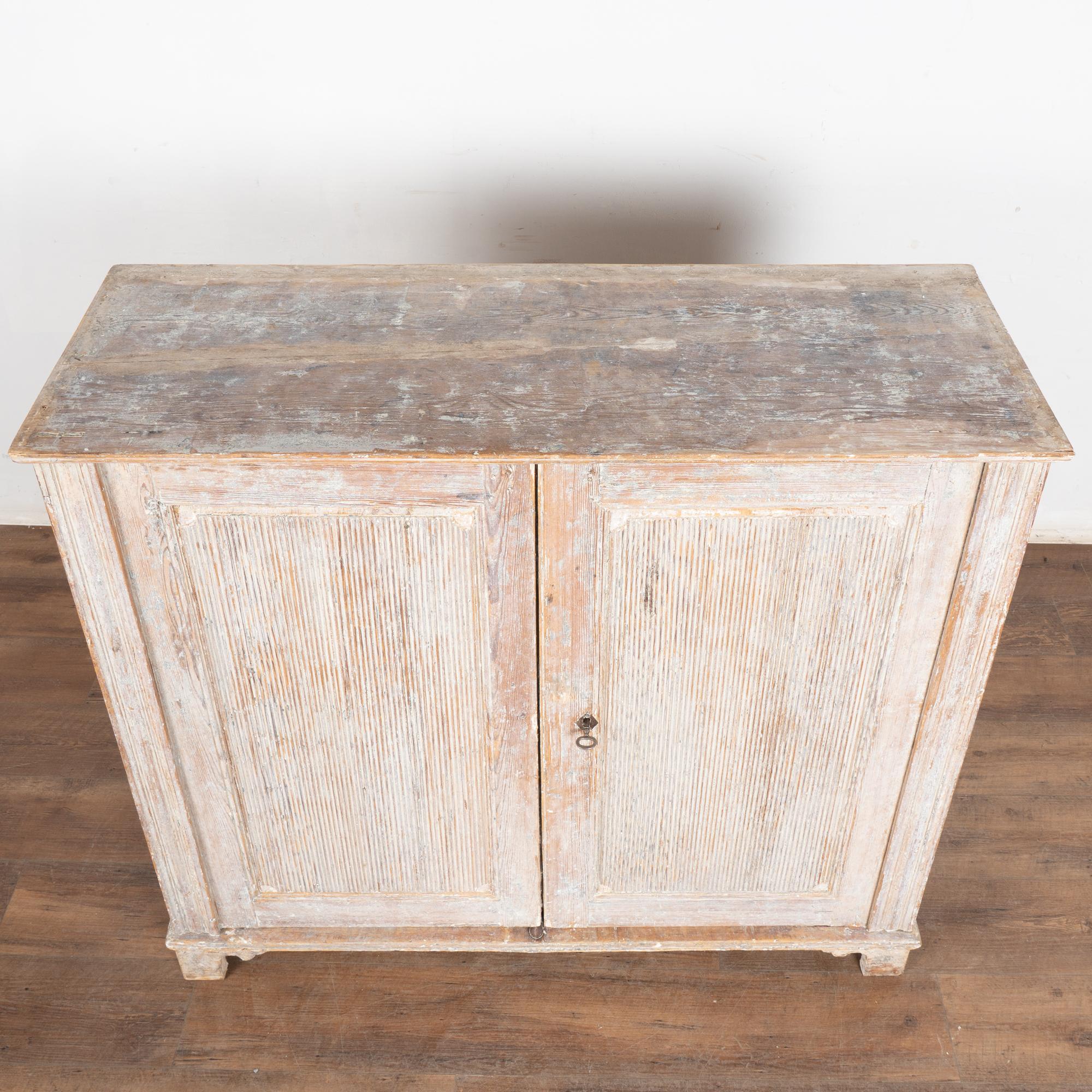 19ème siècle suédois gustavien buffet étroit console peint en blanc État moyen - En vente à Round Top, TX