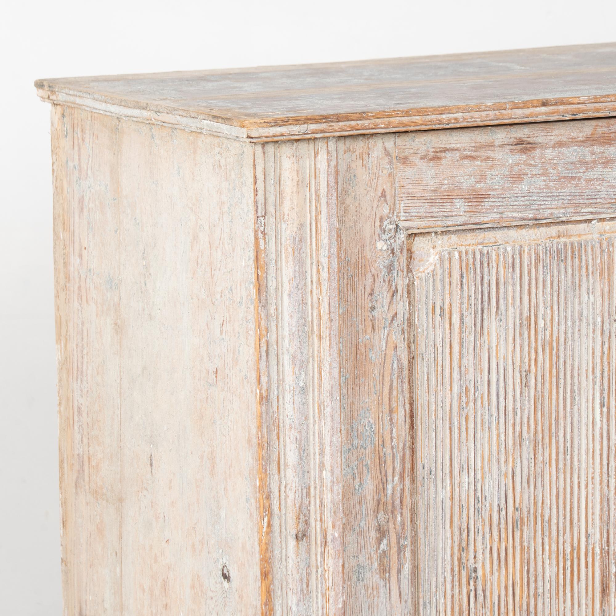 XIXe siècle 19ème siècle suédois gustavien buffet étroit console peint en blanc en vente