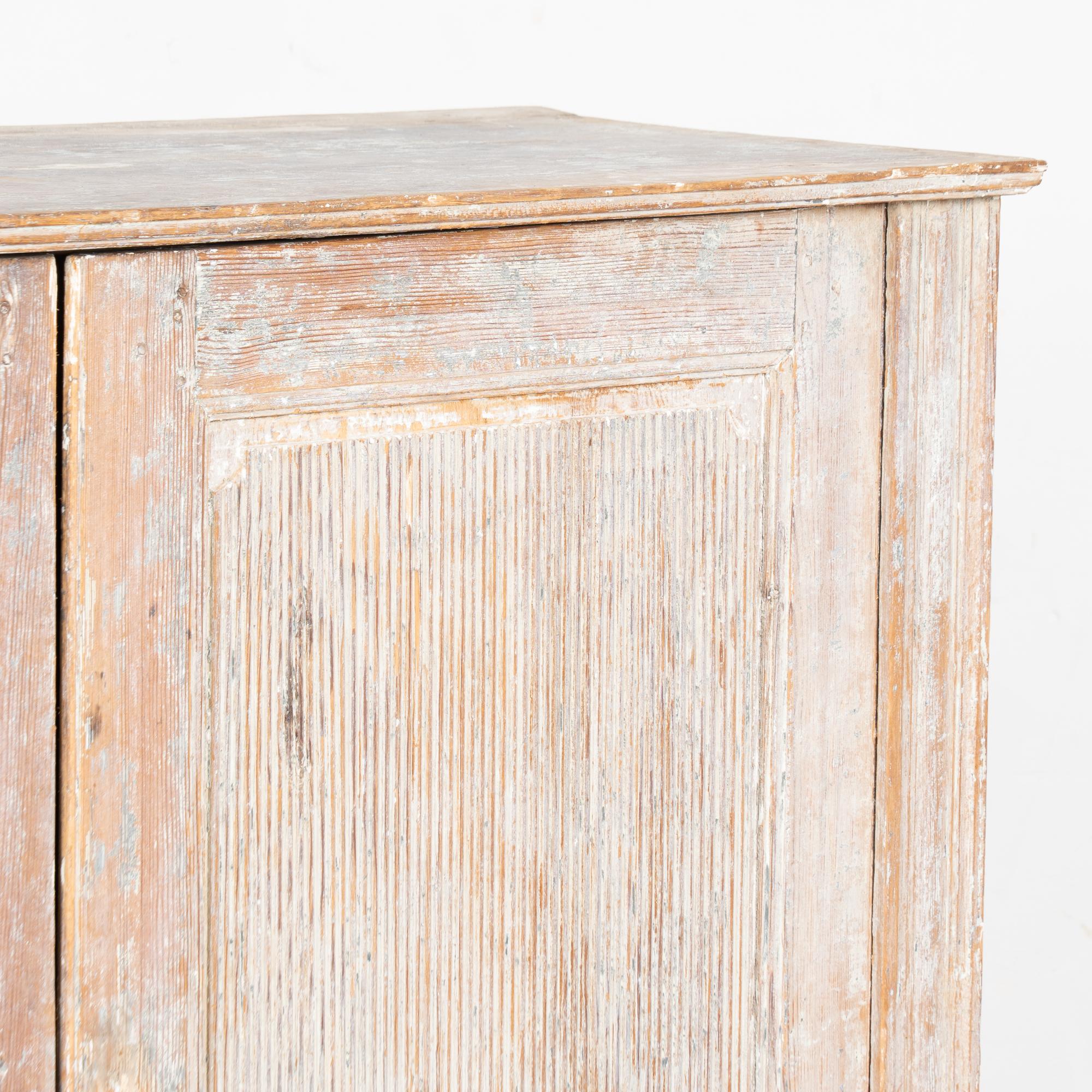 Pin 19ème siècle suédois gustavien buffet étroit console peint en blanc en vente