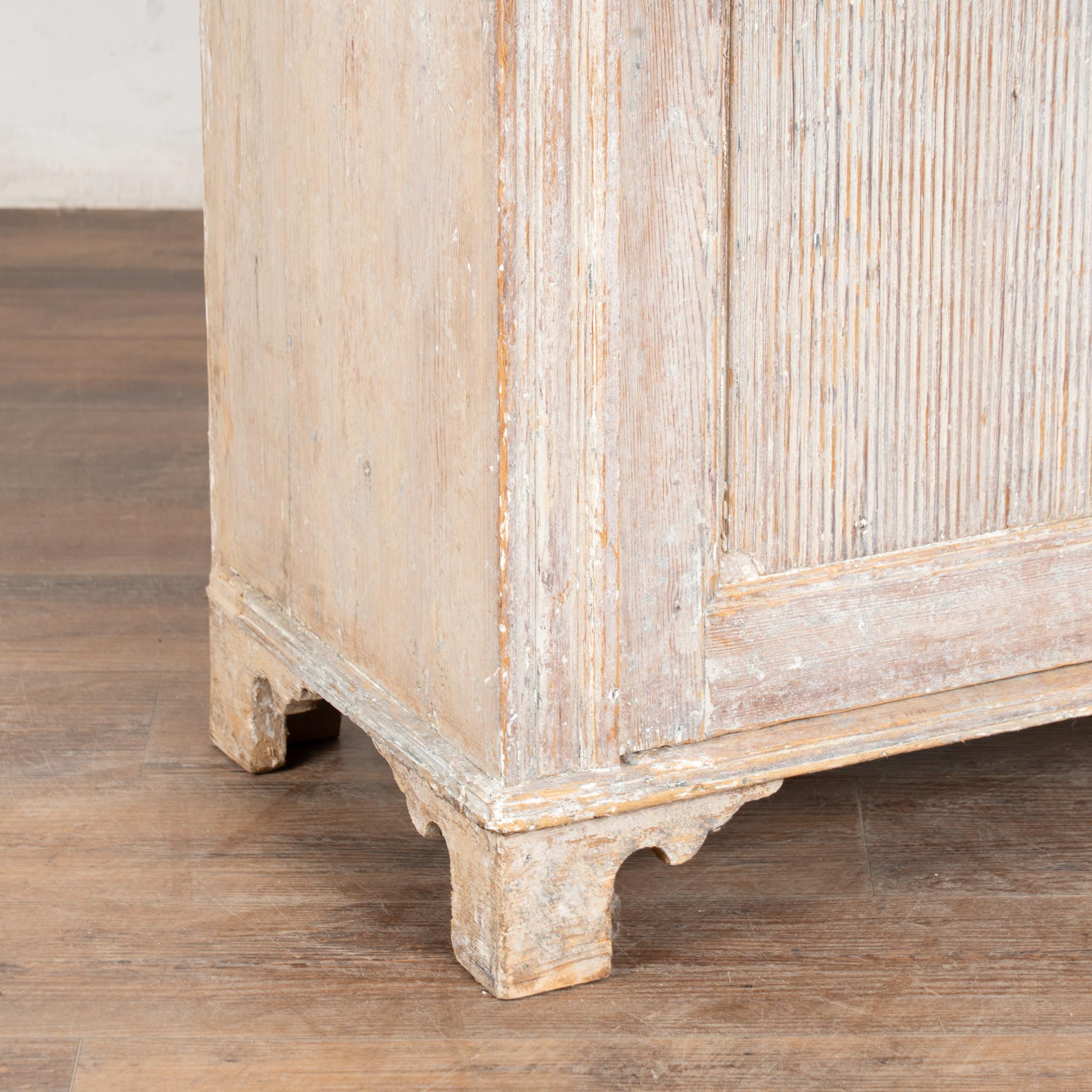19ème siècle suédois gustavien buffet étroit console peint en blanc en vente 1