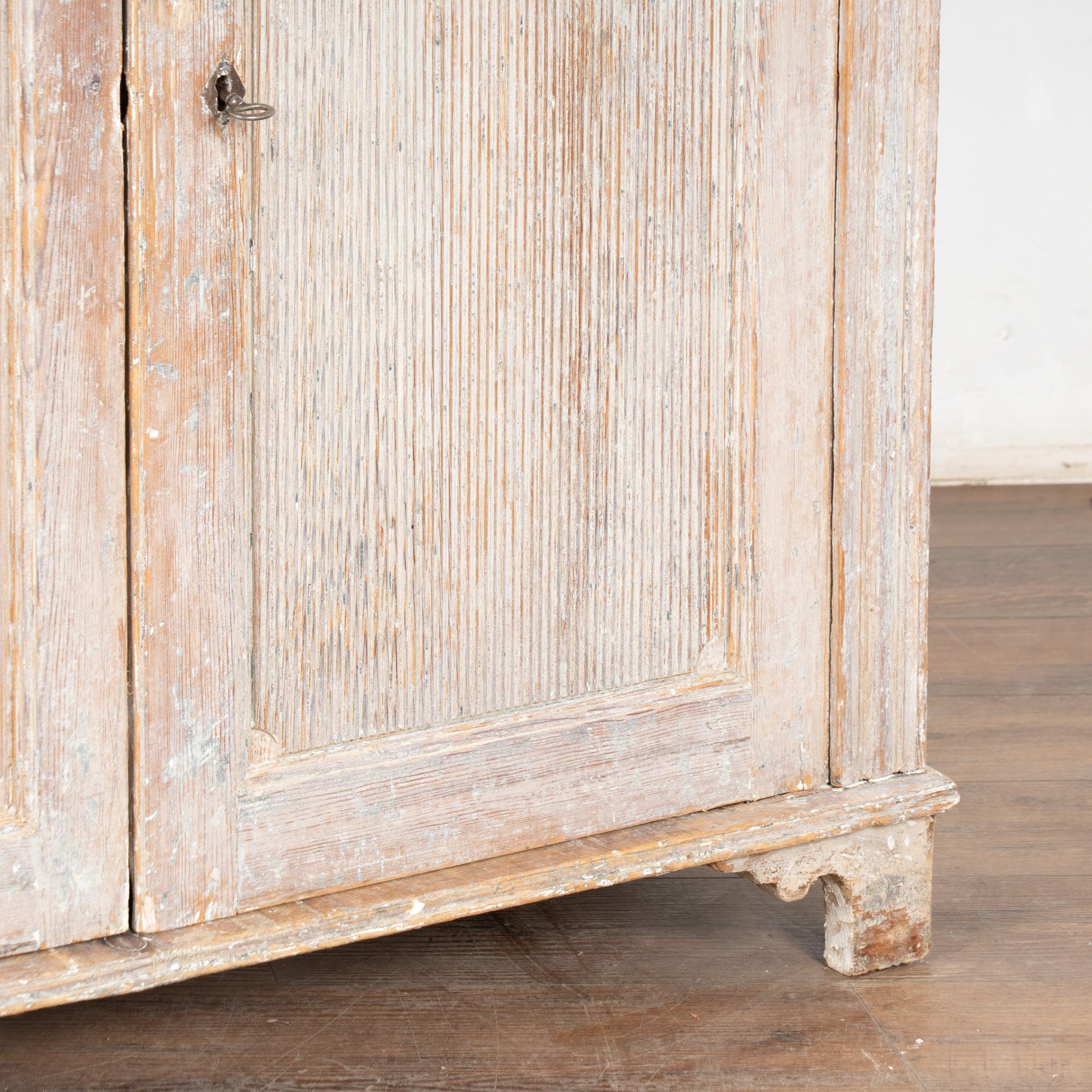 19ème siècle suédois gustavien buffet étroit console peint en blanc en vente 2