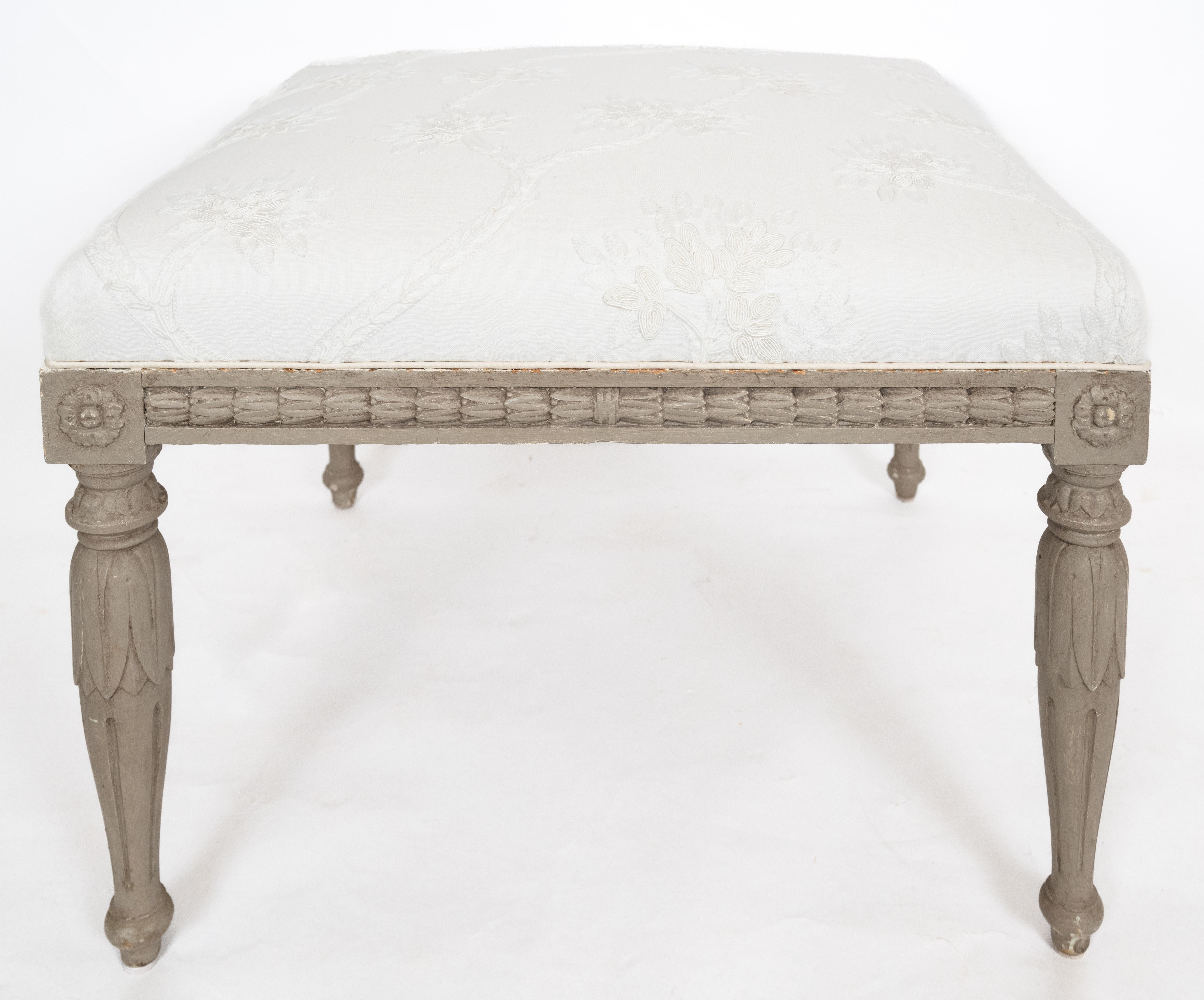19th Century Swedish Gustavian White Square Ottoman In Good Condition For Sale In New York, NY