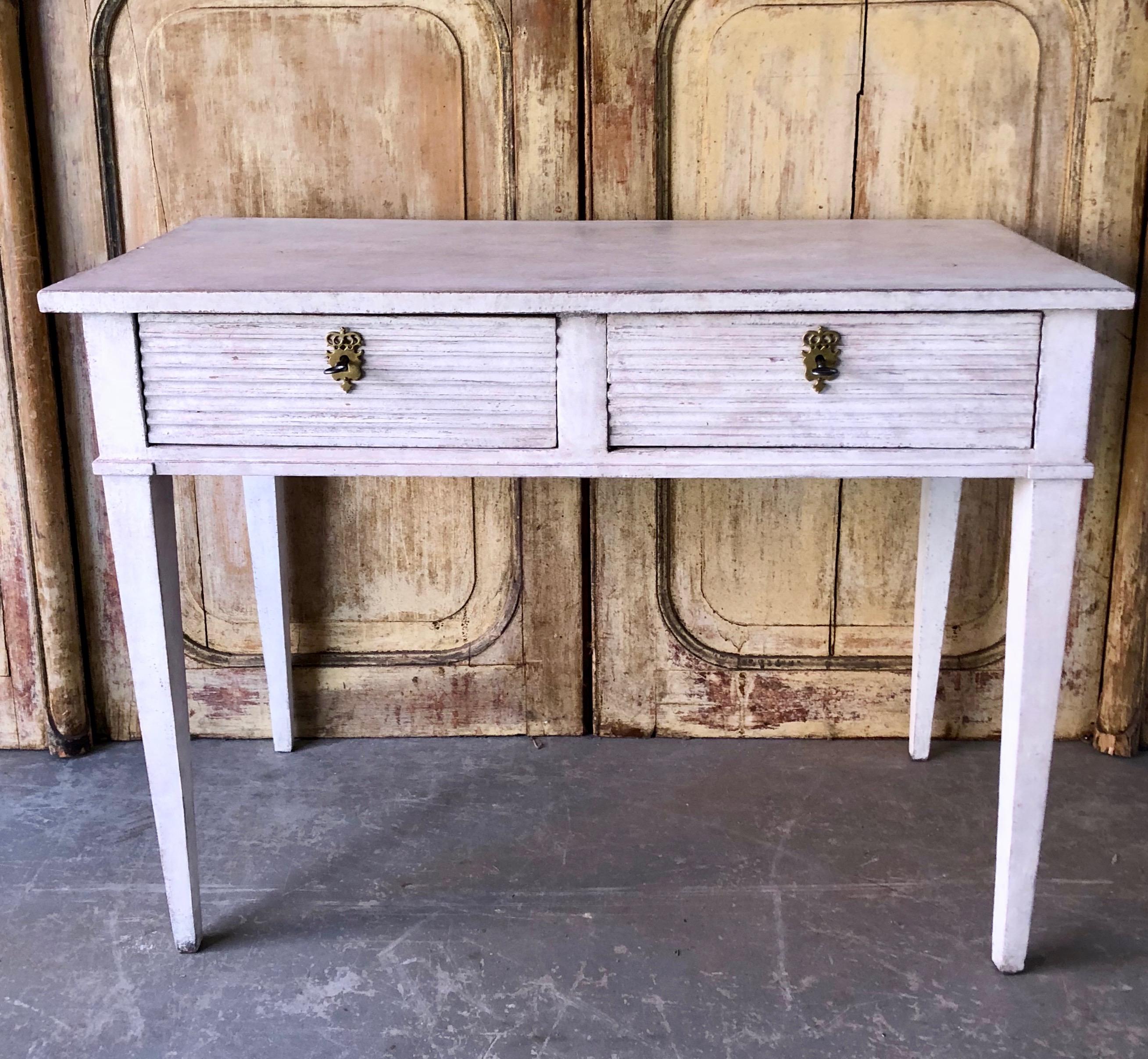 19th century Swedish late Gustavian writing table/side table with two apron drawers with vertical reedings on tapering square legs.
Sweden, circa 1850.