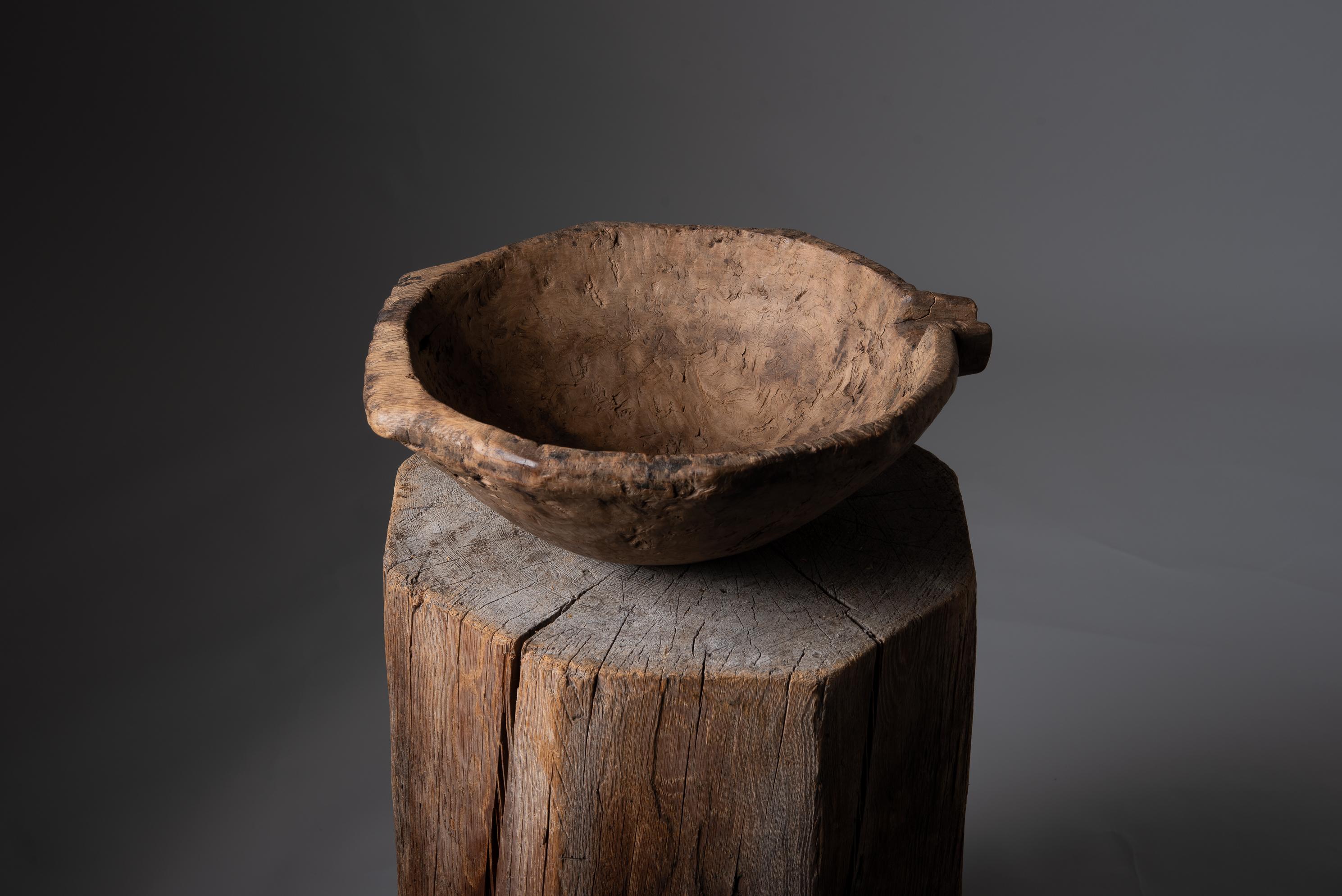 Swedish hand-made wood bowl from the first half of the 19th century. The bowl is from northern Sweden and has an unusual decorated handle on the side as well as a carved spout. The bowl is very rustic and has clear signs of time and use. As bowls