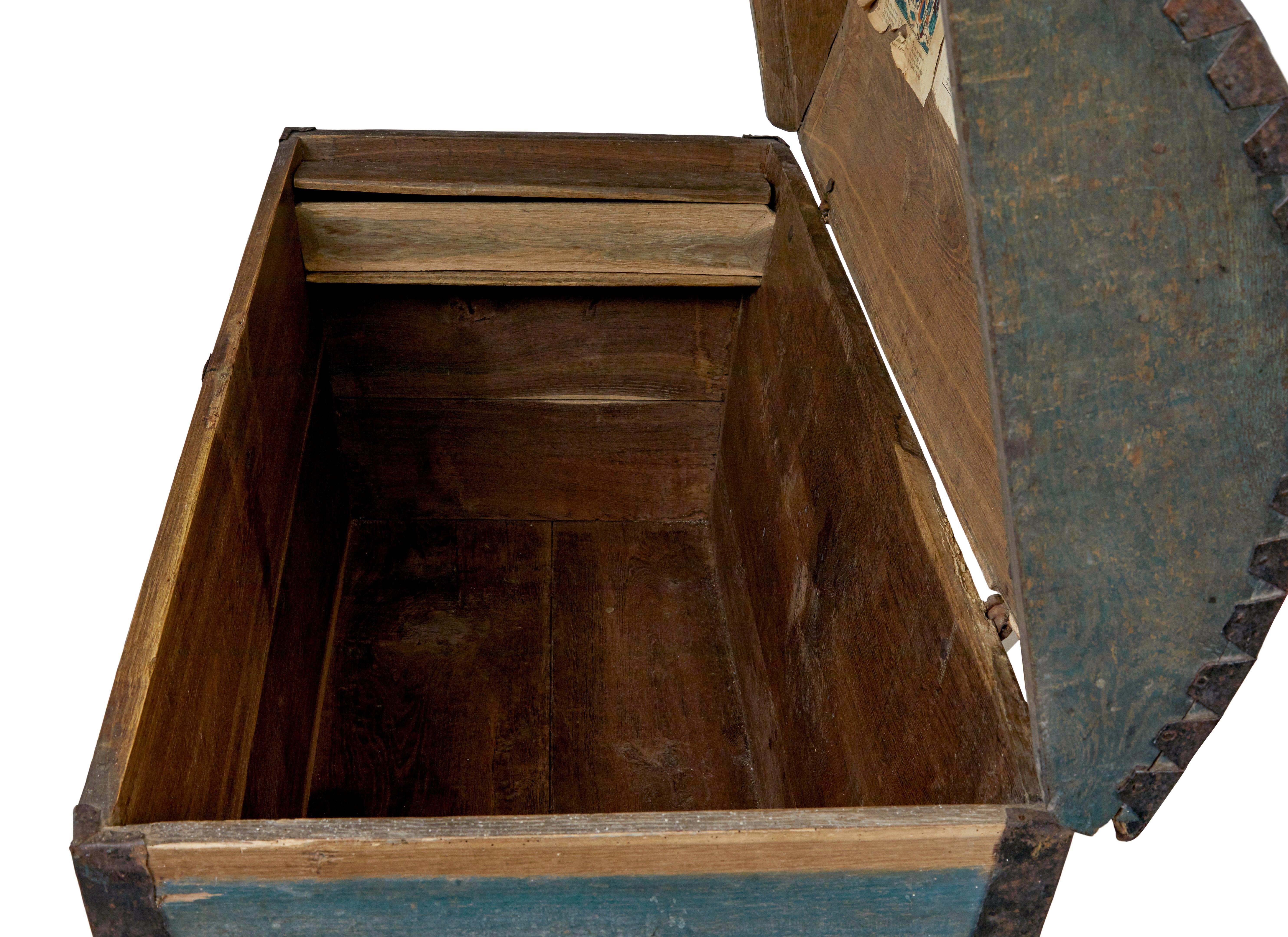 Forziere a cupola svedese del XIX secolo dipinto a mano in vendita 3