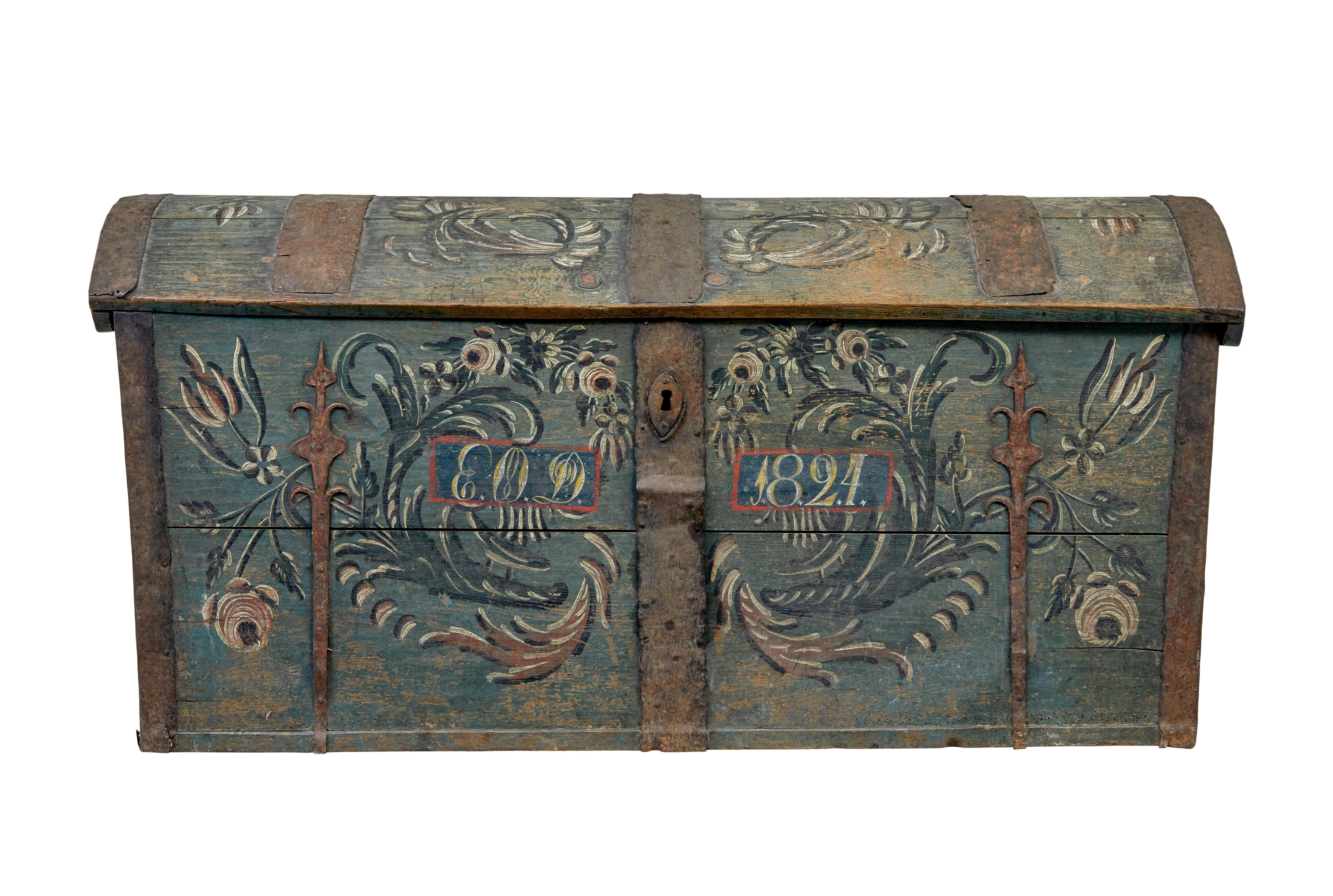 Cofre sueco del siglo XIX con cúpula pintada a mano, hacia 1824.

Fino ejemplo de mueble tradicional sueco pintado a mano con madera de roble.

Tapa en forma de cúpula con bisagras originales.  Pintados a mano en el anverso con las iniciales y la