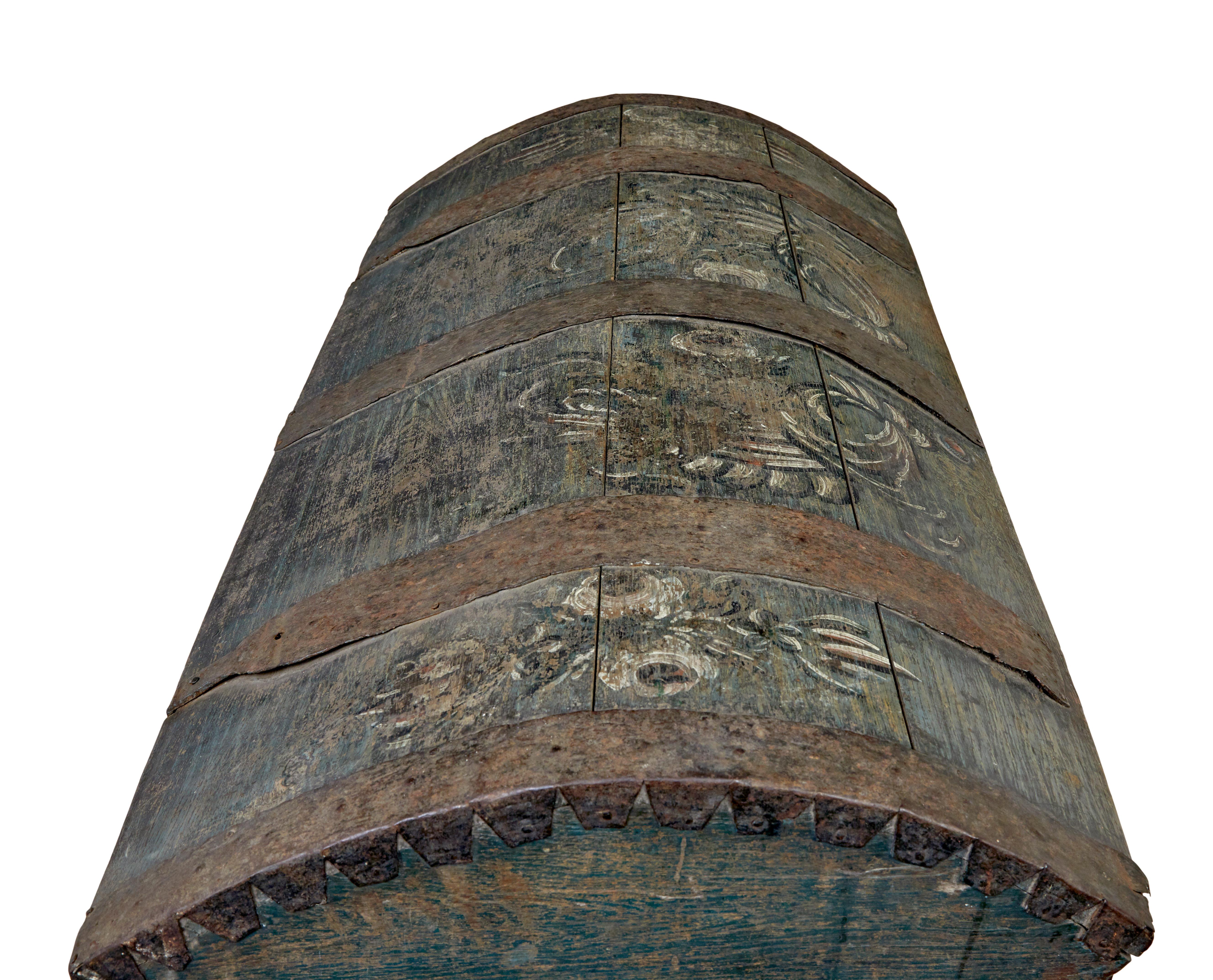 Cofre sueco del siglo XIX con cúpula pintada a mano en venta 1