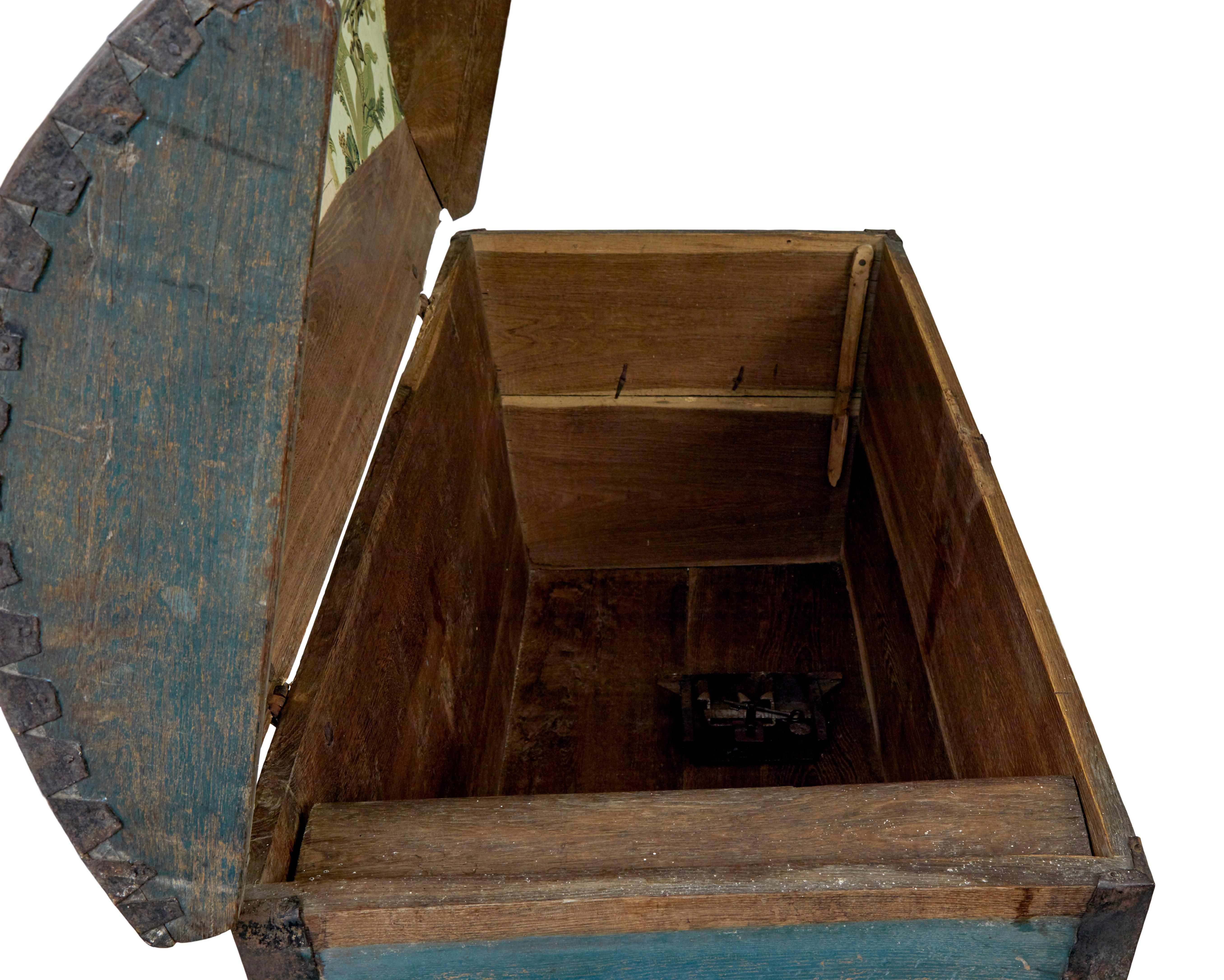 Forziere a cupola svedese del XIX secolo dipinto a mano in vendita 2