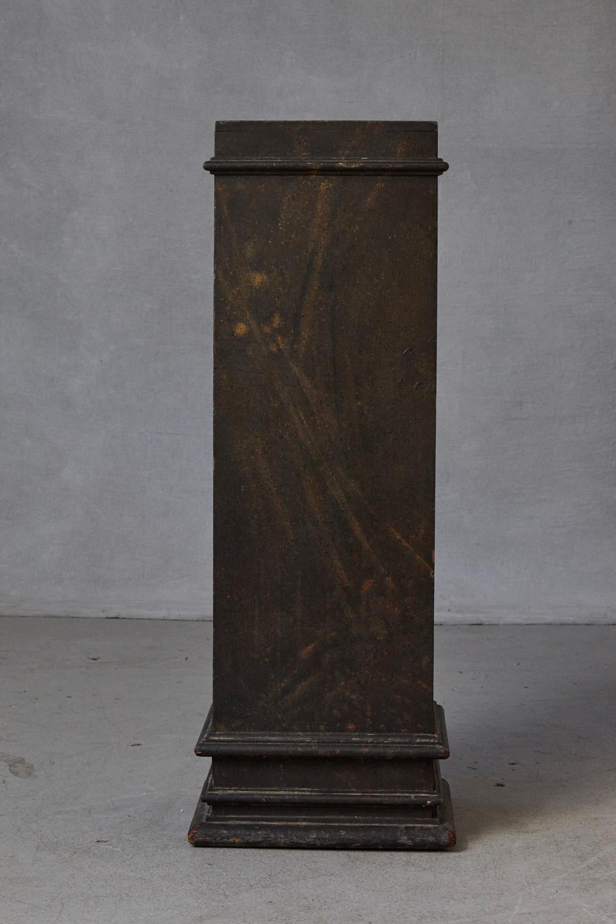 19th-century Swedish hand-painted pedestal, with original faux marbleized paint pattern and great patina, circa 1850s.
On the top are some marks and discoloration from a statue, please refer to the photos.
Measurements of the top: 13.75 x 12.25