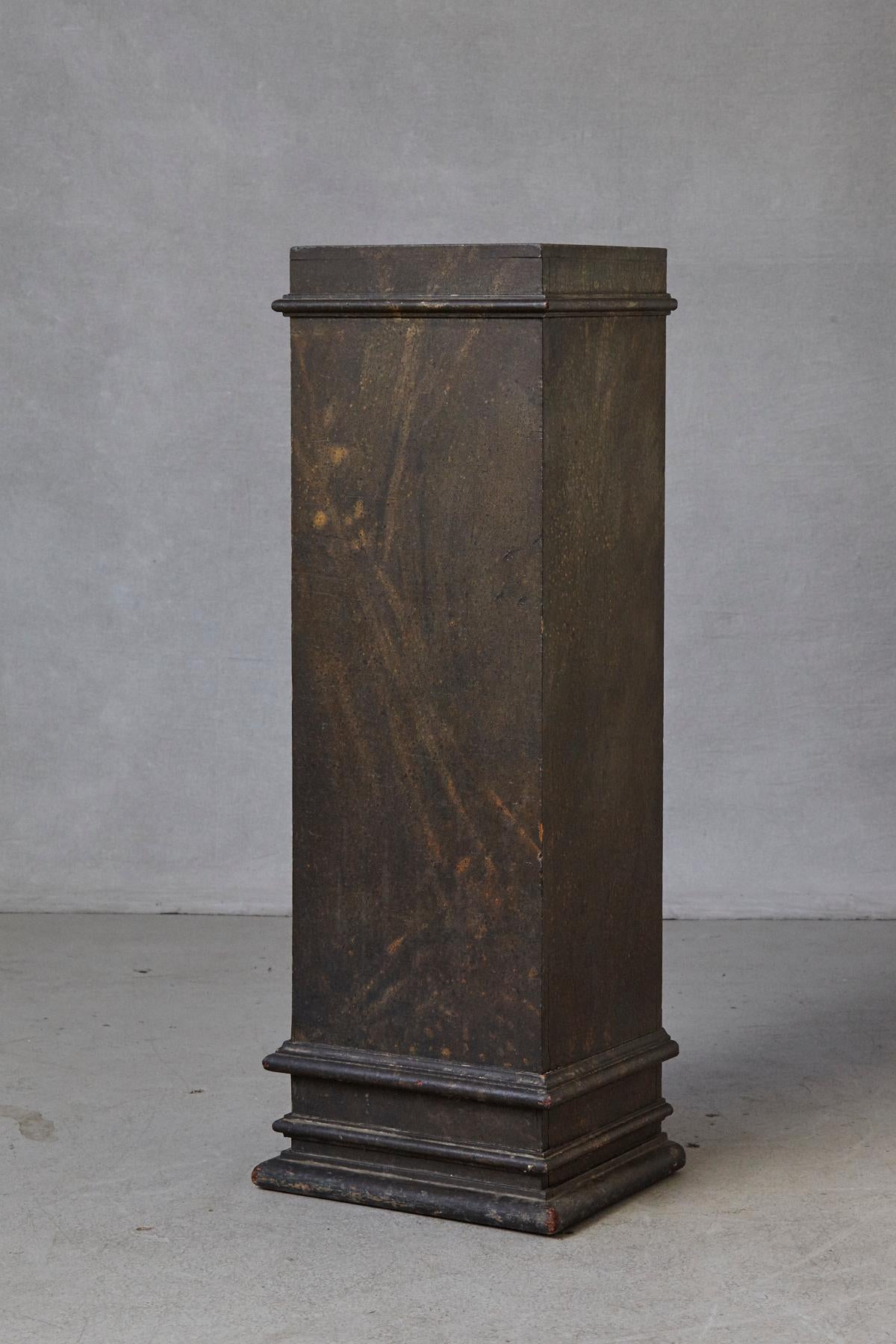 19th Century Swedish Hand-Painted Pedestal with Faux Marbleized Pattern In Good Condition In Pau, FR