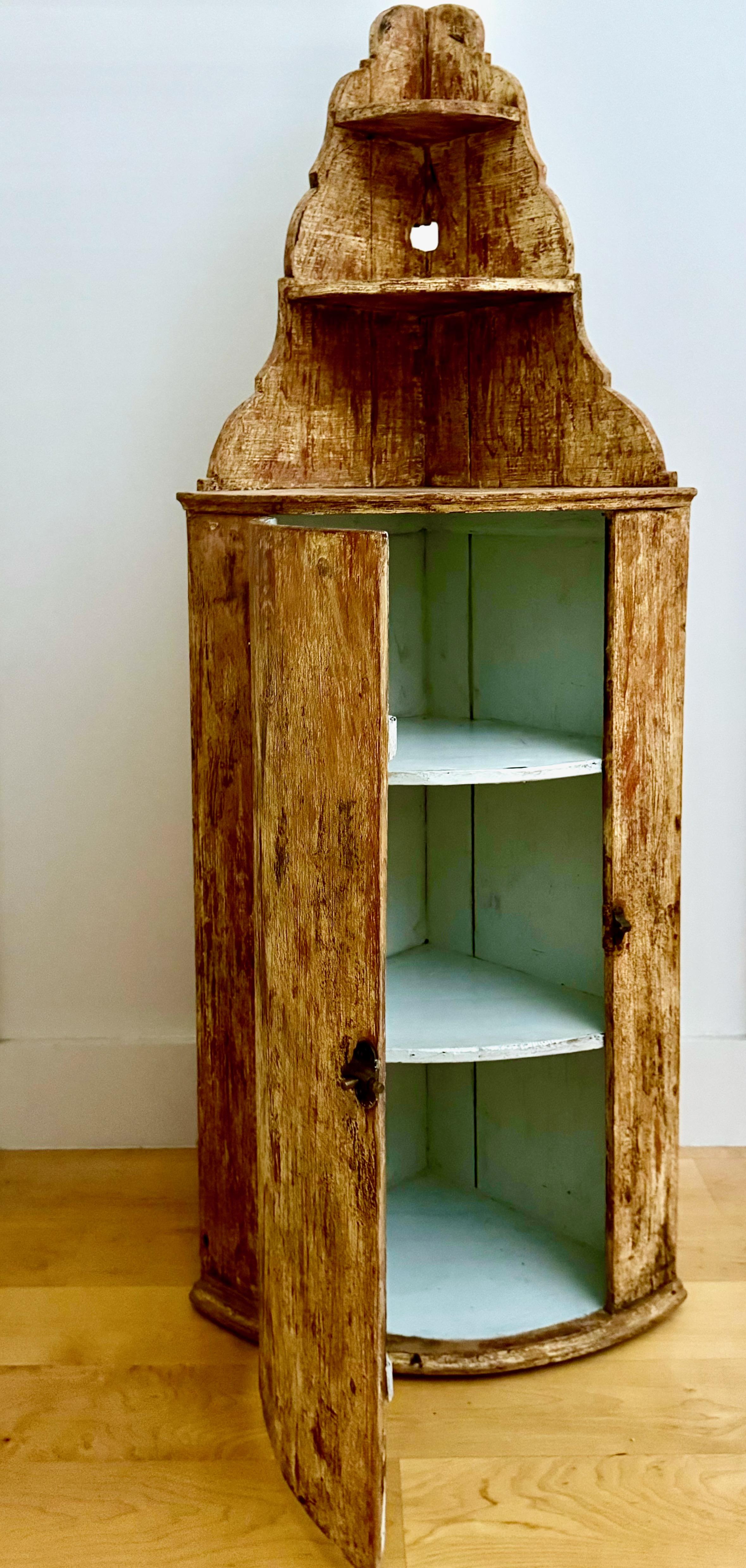 Armoire d'angle suédoise à suspendre/à poser du 19e siècle en vente 8