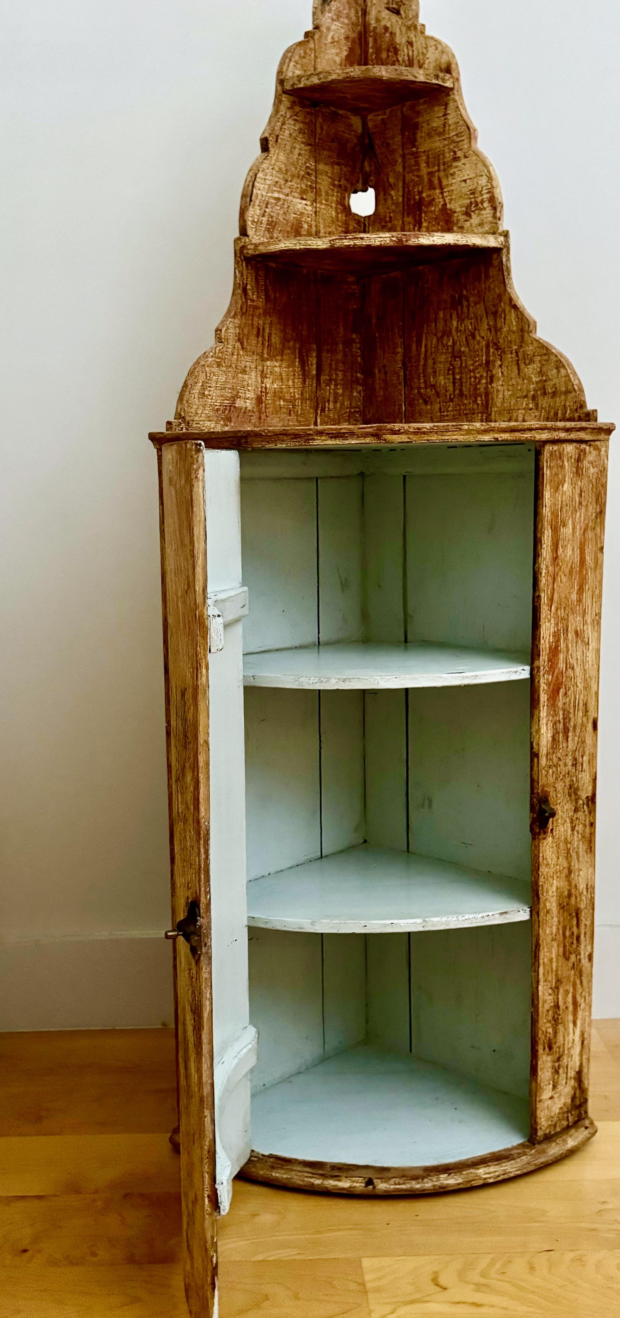 Armoire d'angle suédoise à suspendre/à poser du 19e siècle en vente 9