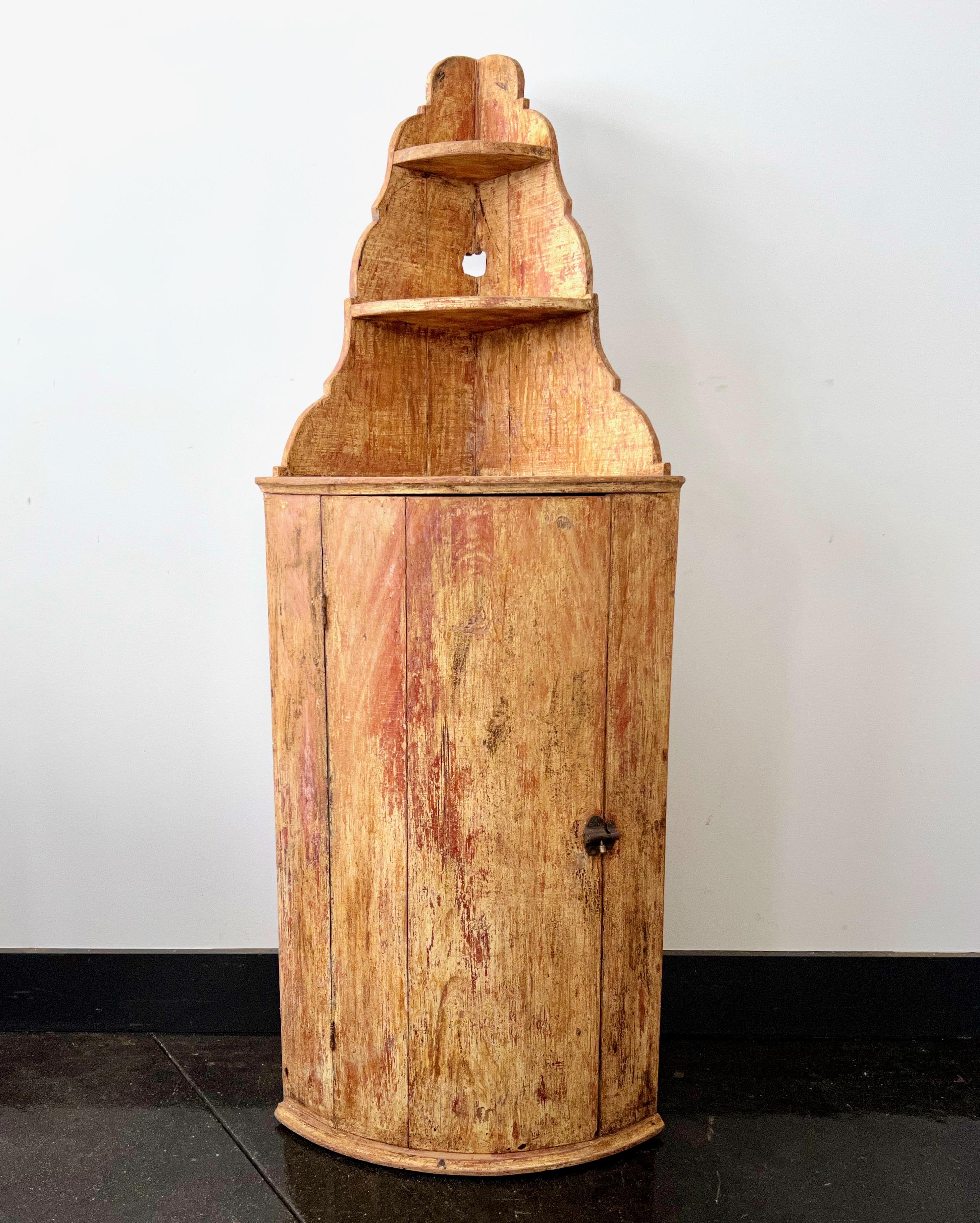 Charmant meuble suédois du 19e siècle, aujourd'hui utilisé comme armoire d'angle suspendue ou debout, avec des étagères ouvertes dans la partie supérieure pour une présentation parfaite de vos objets de collection, meuble de base à façade arrondie