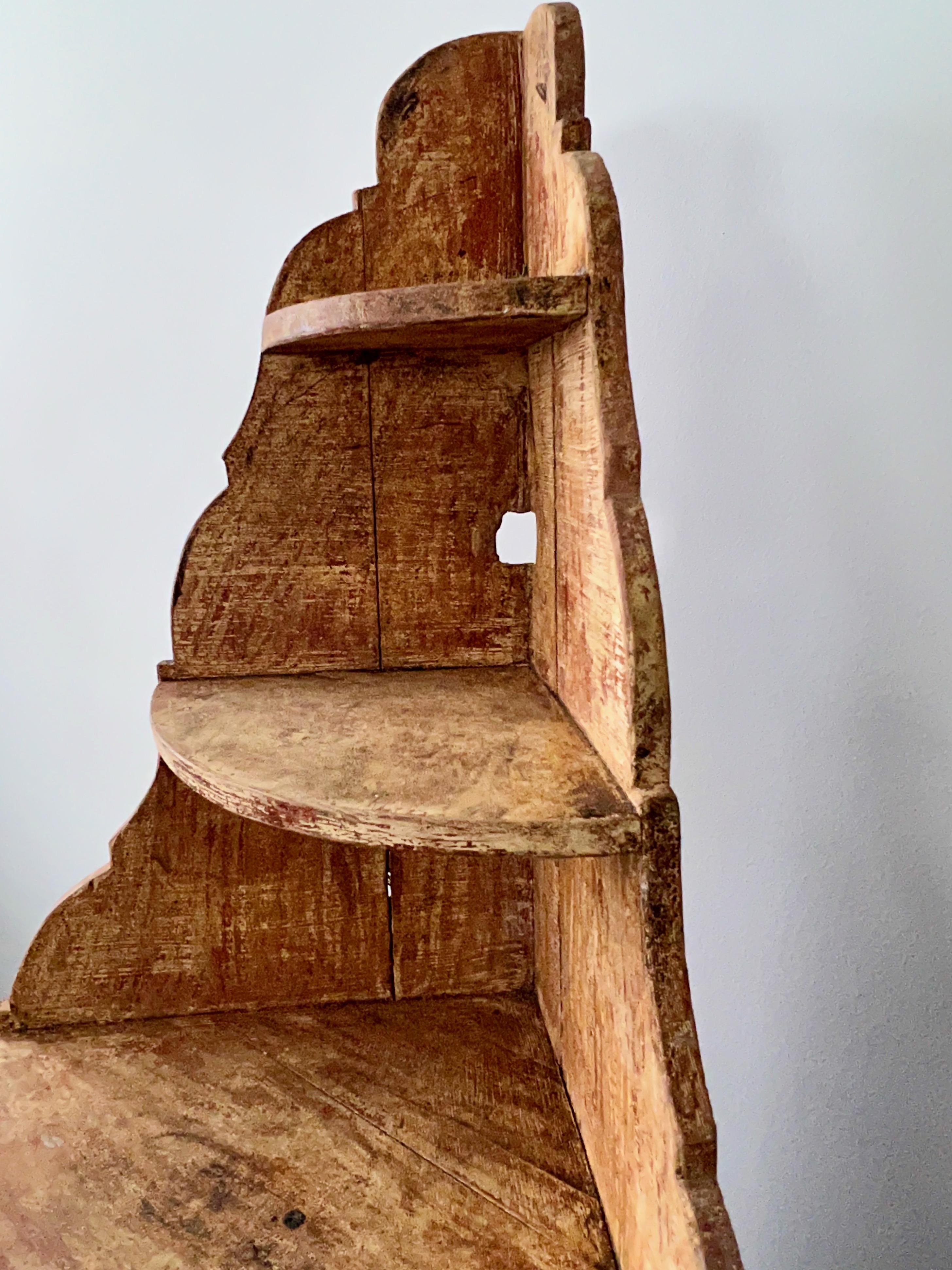 Pin Armoire d'angle suédoise à suspendre/à poser du 19e siècle en vente