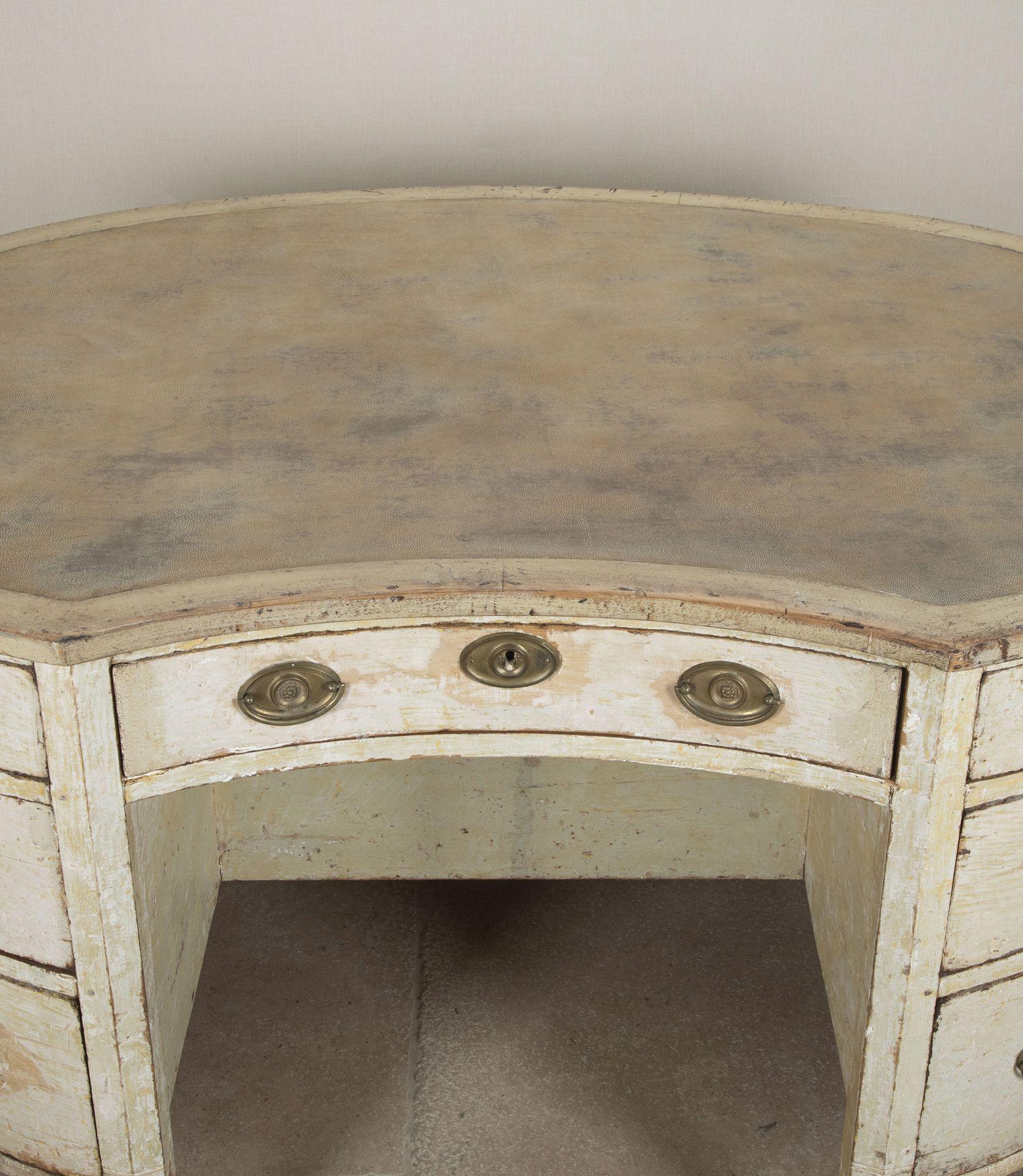 Scrivania svedese a forma di rene del XIX secolo dipinta in originale in vendita 4