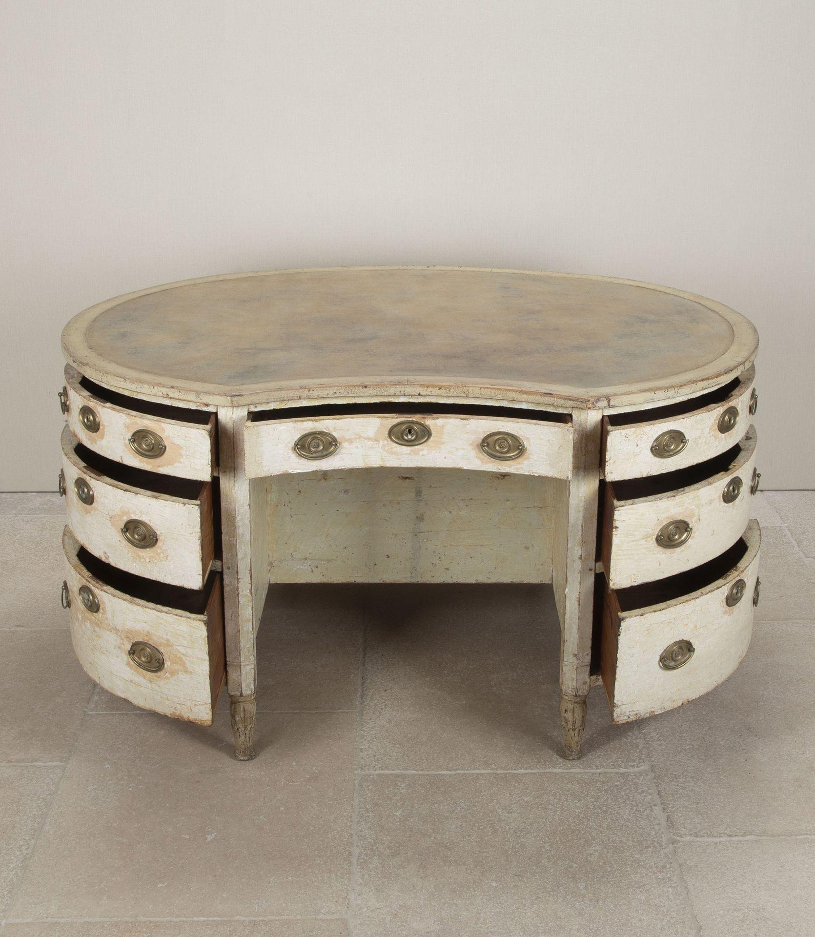 Gustaviano Scrivania svedese a forma di rene del XIX secolo dipinta in originale in vendita