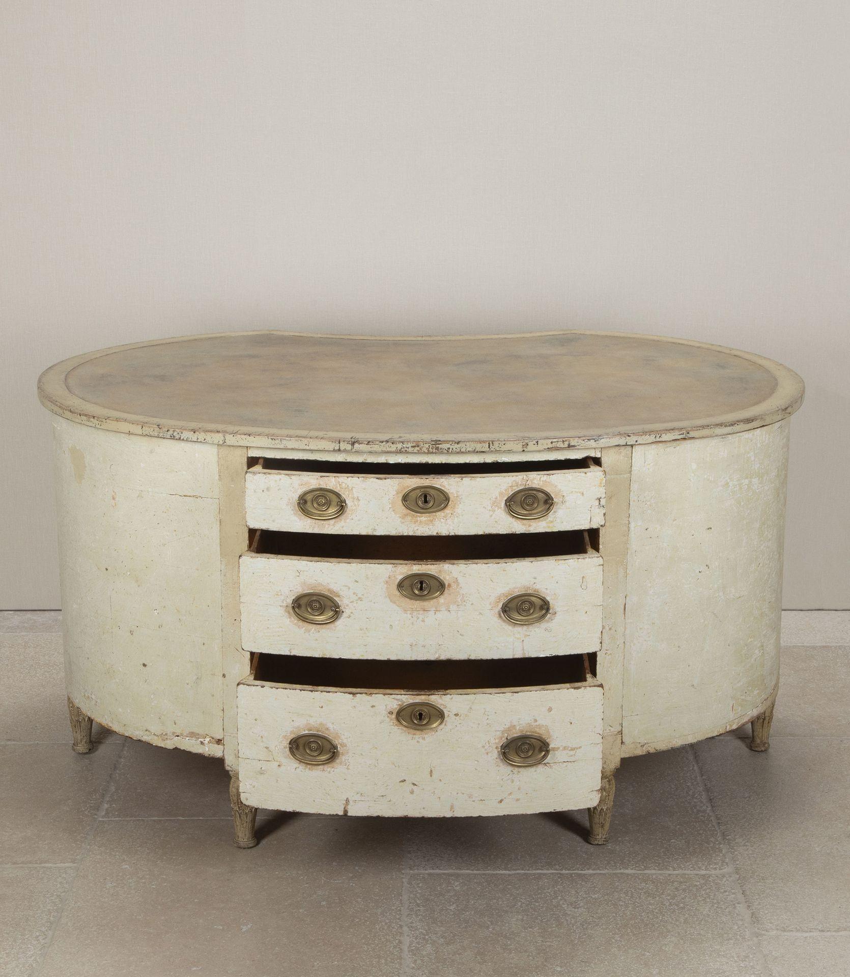 Scrivania svedese a forma di rene del XIX secolo dipinta in originale In condizioni buone in vendita a Gloucestershire, GB