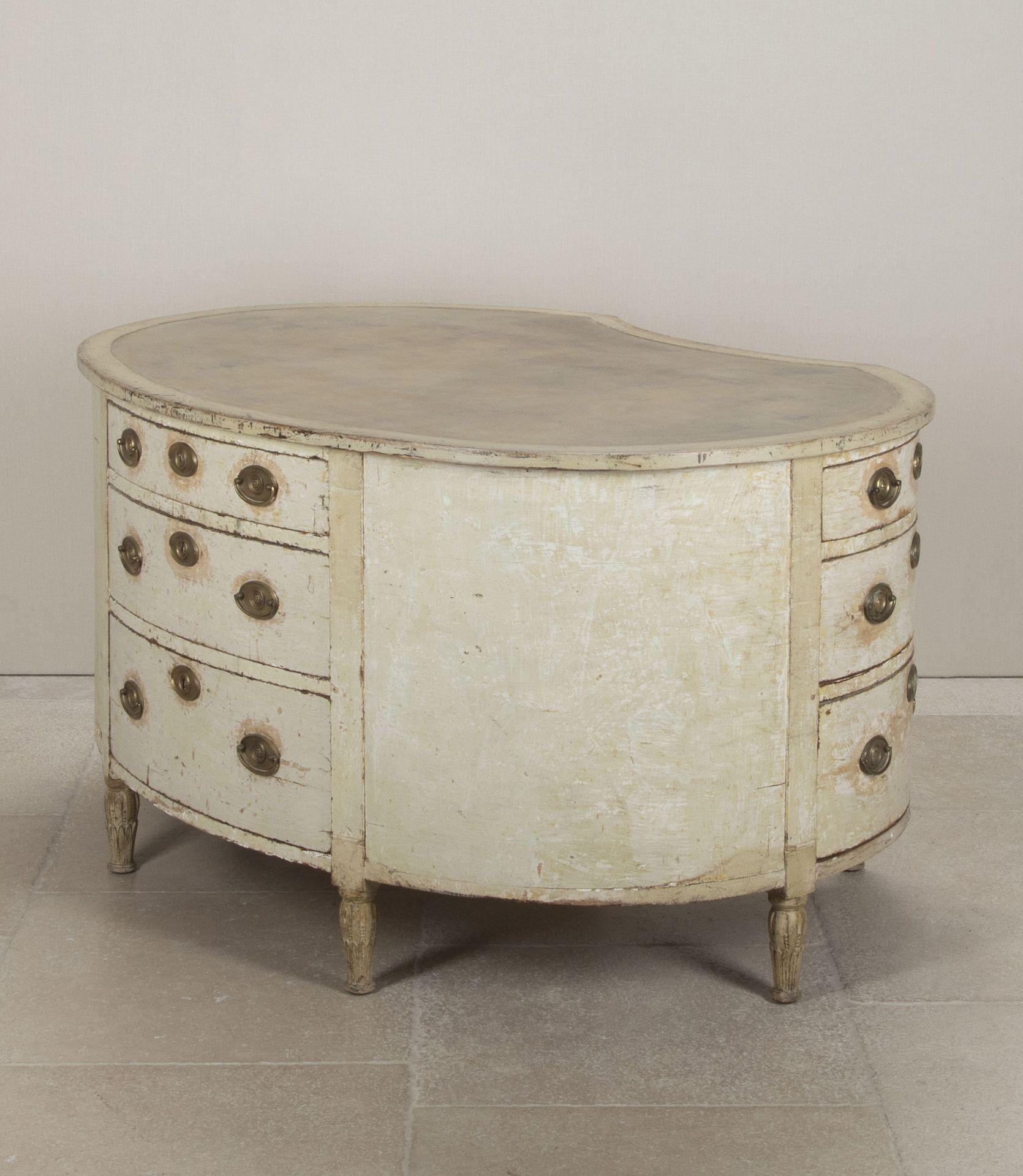 Legno Scrivania svedese a forma di rene del XIX secolo dipinta in originale in vendita