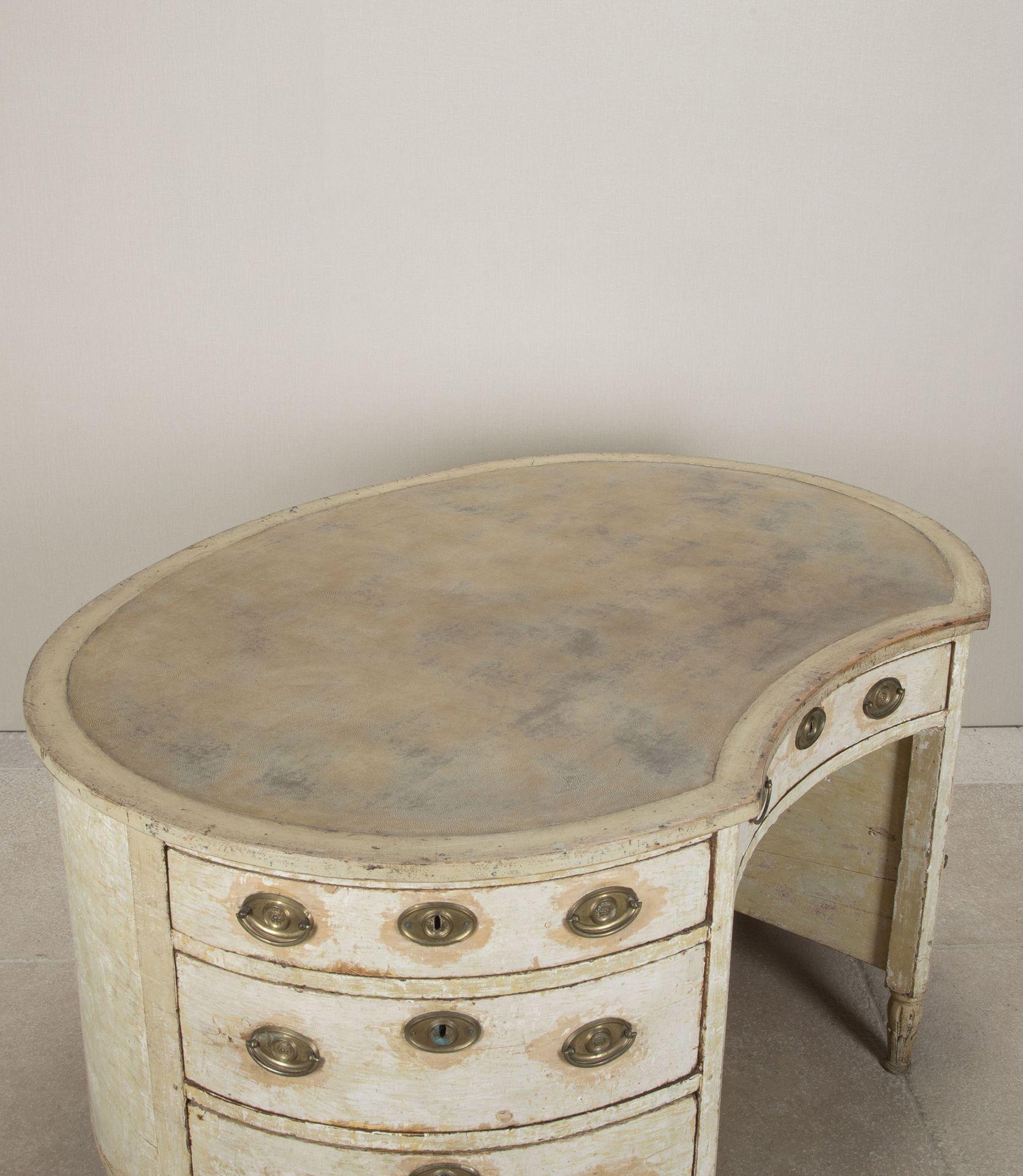 Scrivania svedese a forma di rene del XIX secolo dipinta in originale in vendita 2