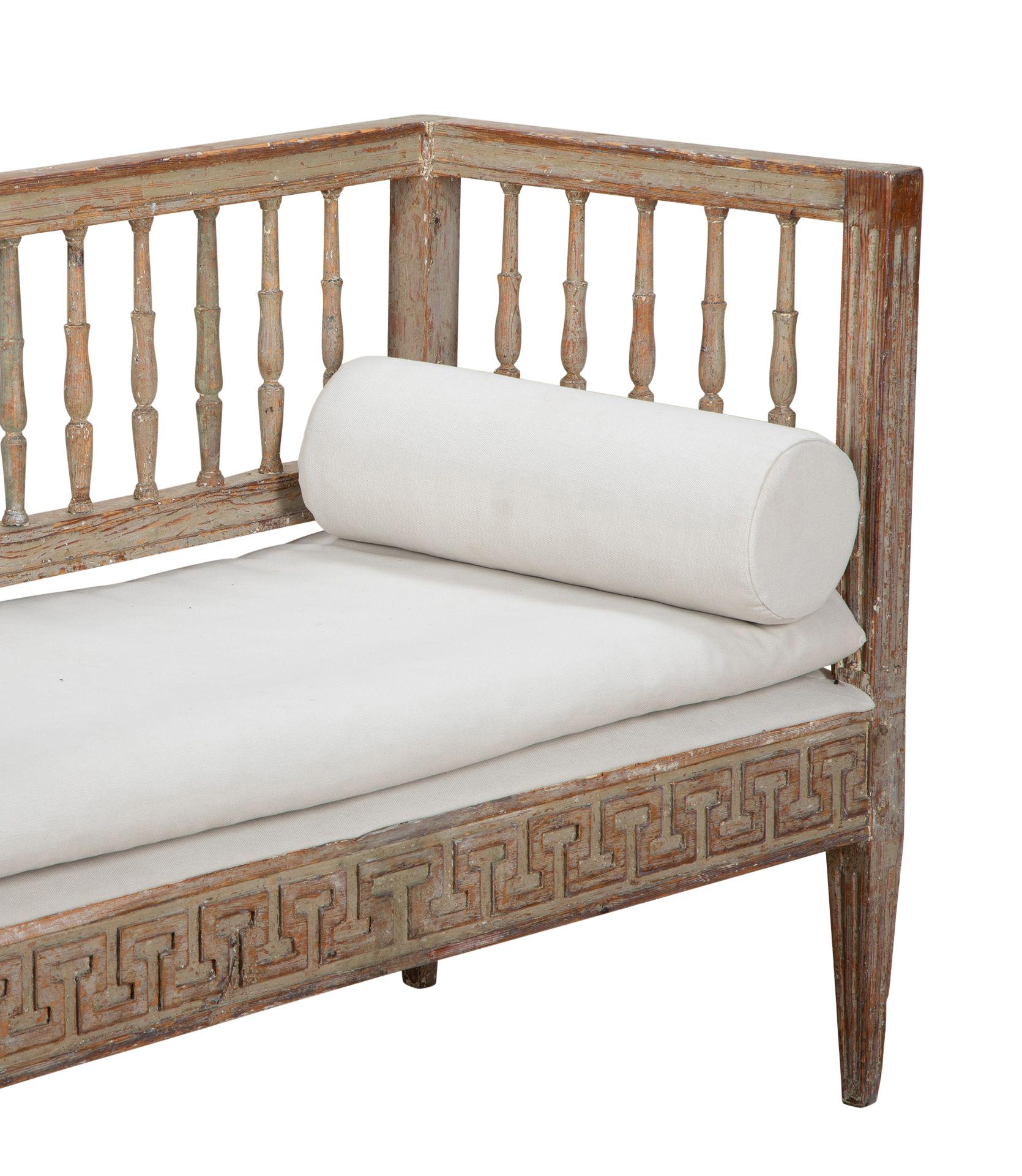 Schwedisches Sofa aus dem 19. Jahrhundert mit Leiterrücken und griechischem Schlüssel.
In Originallackierung mit neu gepolstertem Sitz und Bolstern.
Mit kleinen Proportionen, die in viele verschiedene Räume passen. Circa 1840.