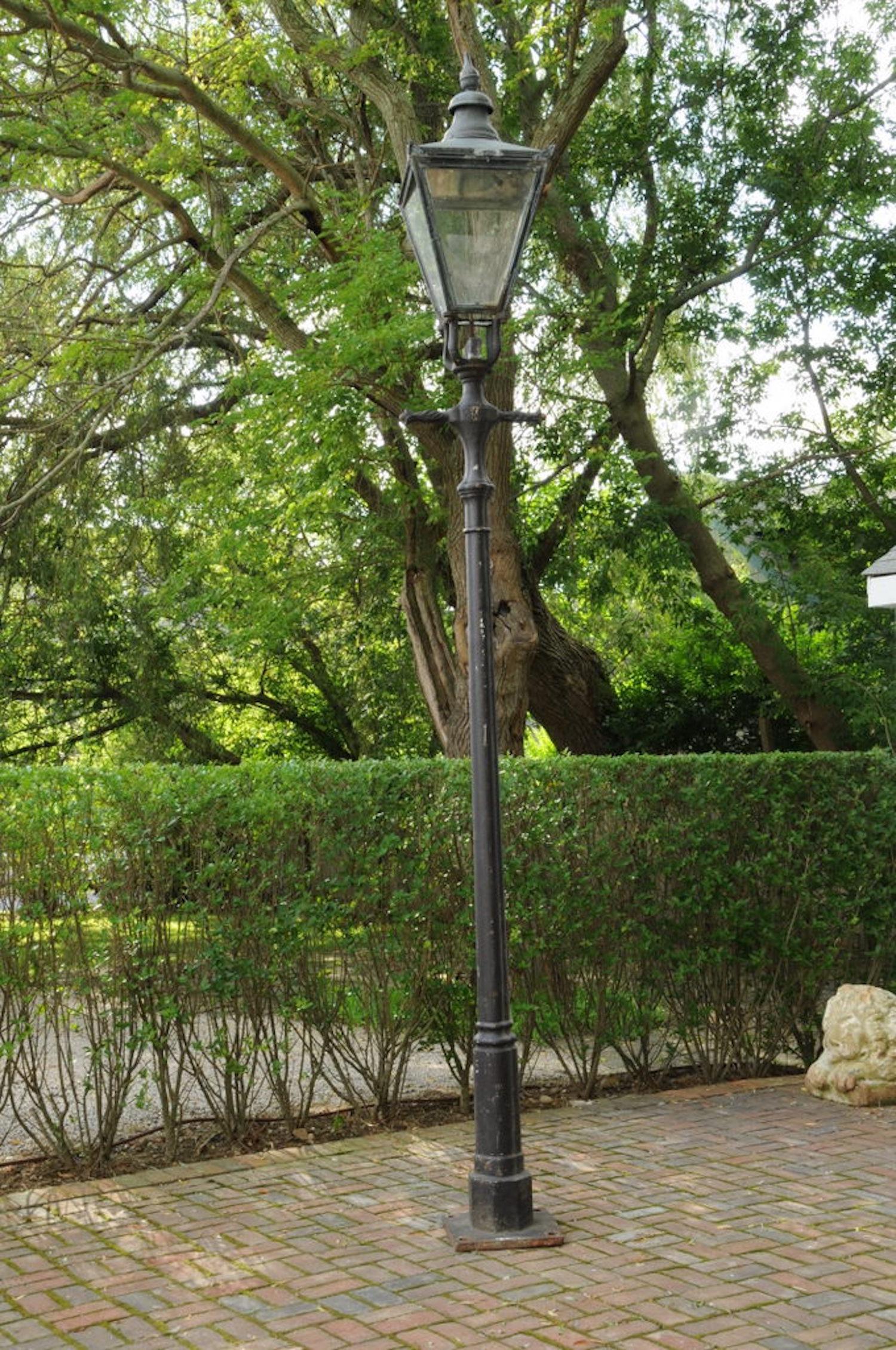 Farol sueco del siglo XIX sobre poste de la calle, origen Suecia, hacia 1850 Imperio