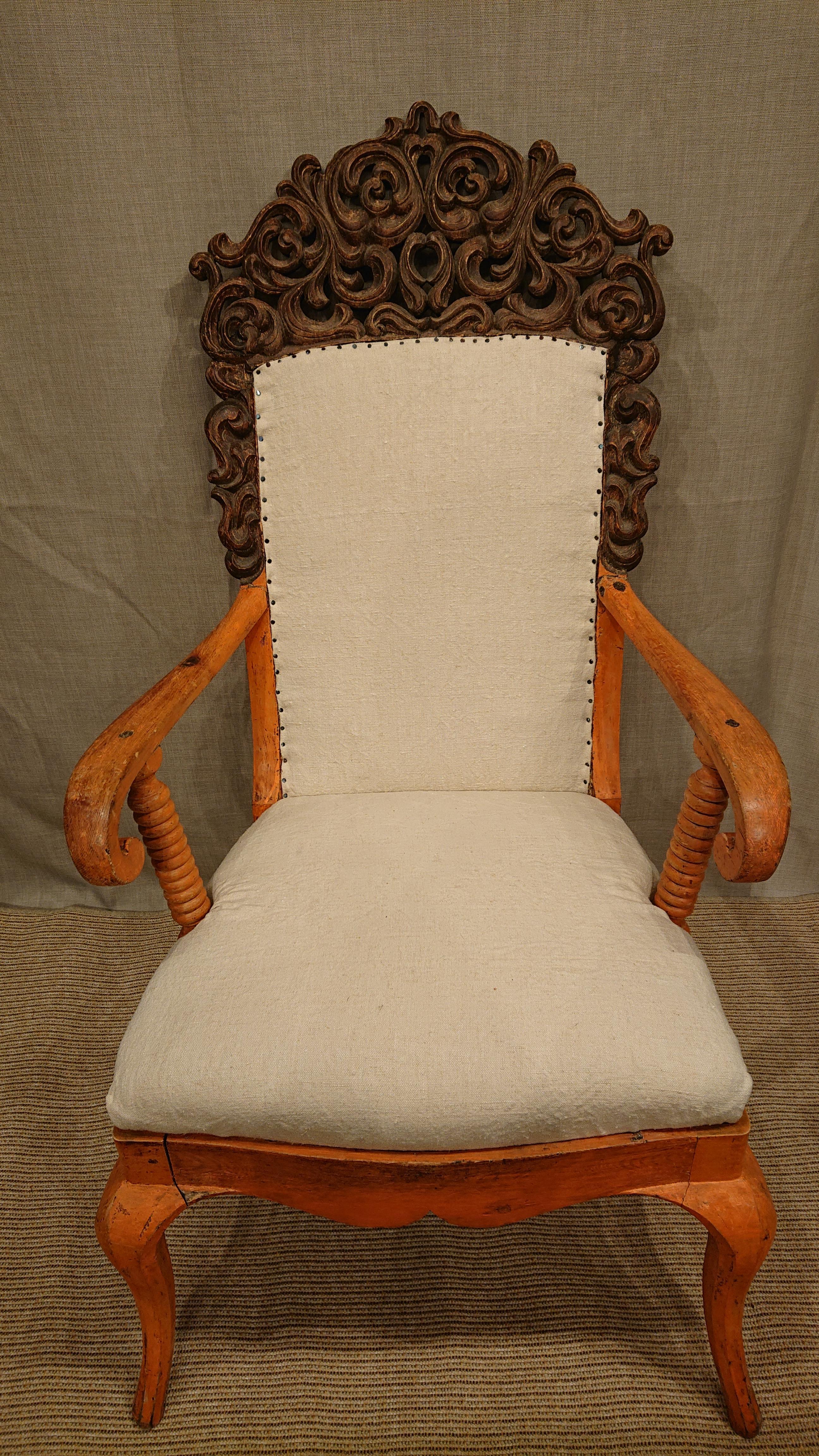 Sillón sueco del siglo XIX, de estilo barroco tardío, procedente de Skelleftea Vasterbotten, en el norte de Suecia.
Encantador sillón inusual con fantástica parte superior tallada a mano y colorido.
Patas bien curvadas y pilares torneados que