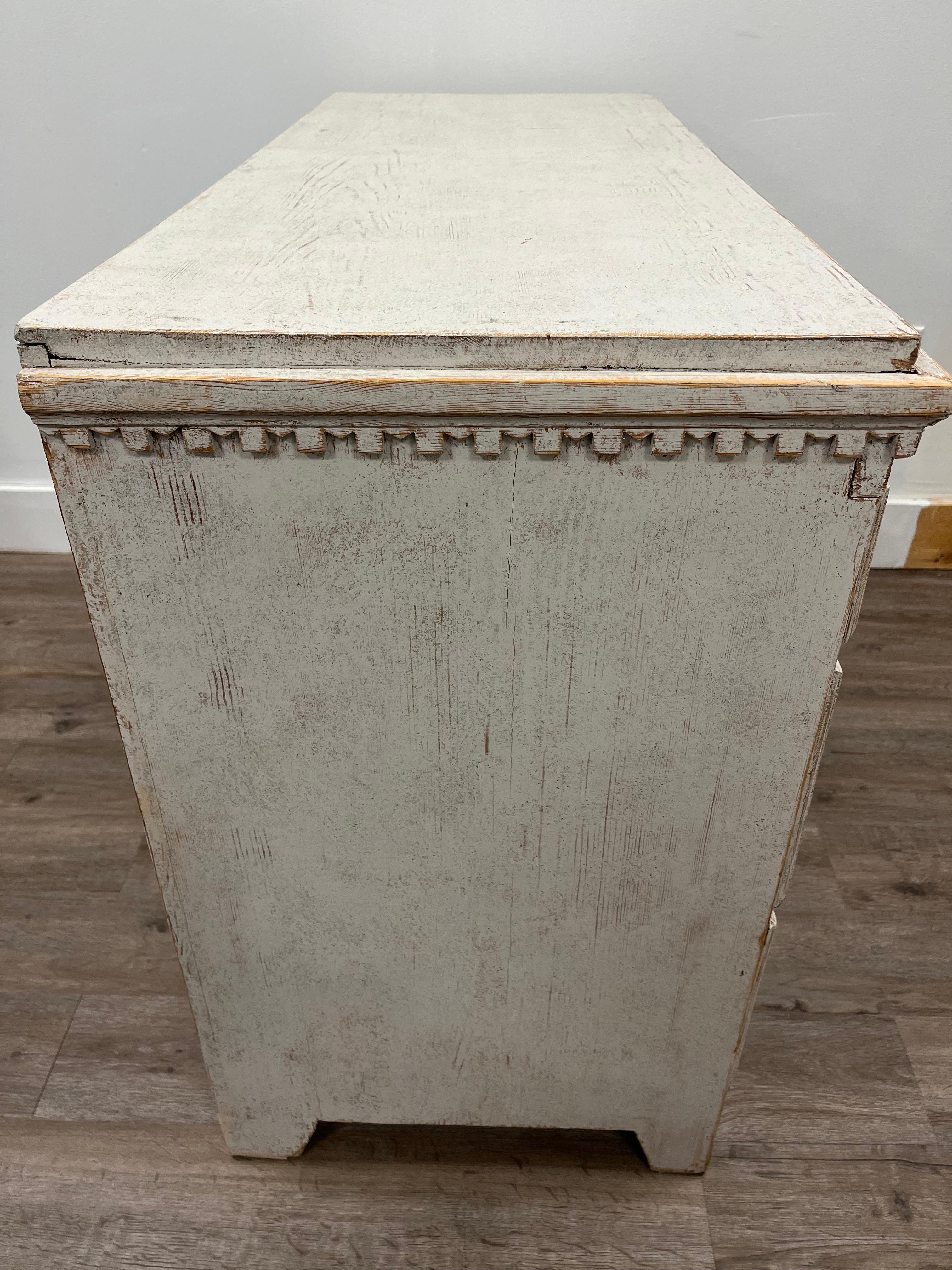 19th Century Swedish Late Gustavian Chest of Drawers In Good Condition For Sale In Huntington, NY